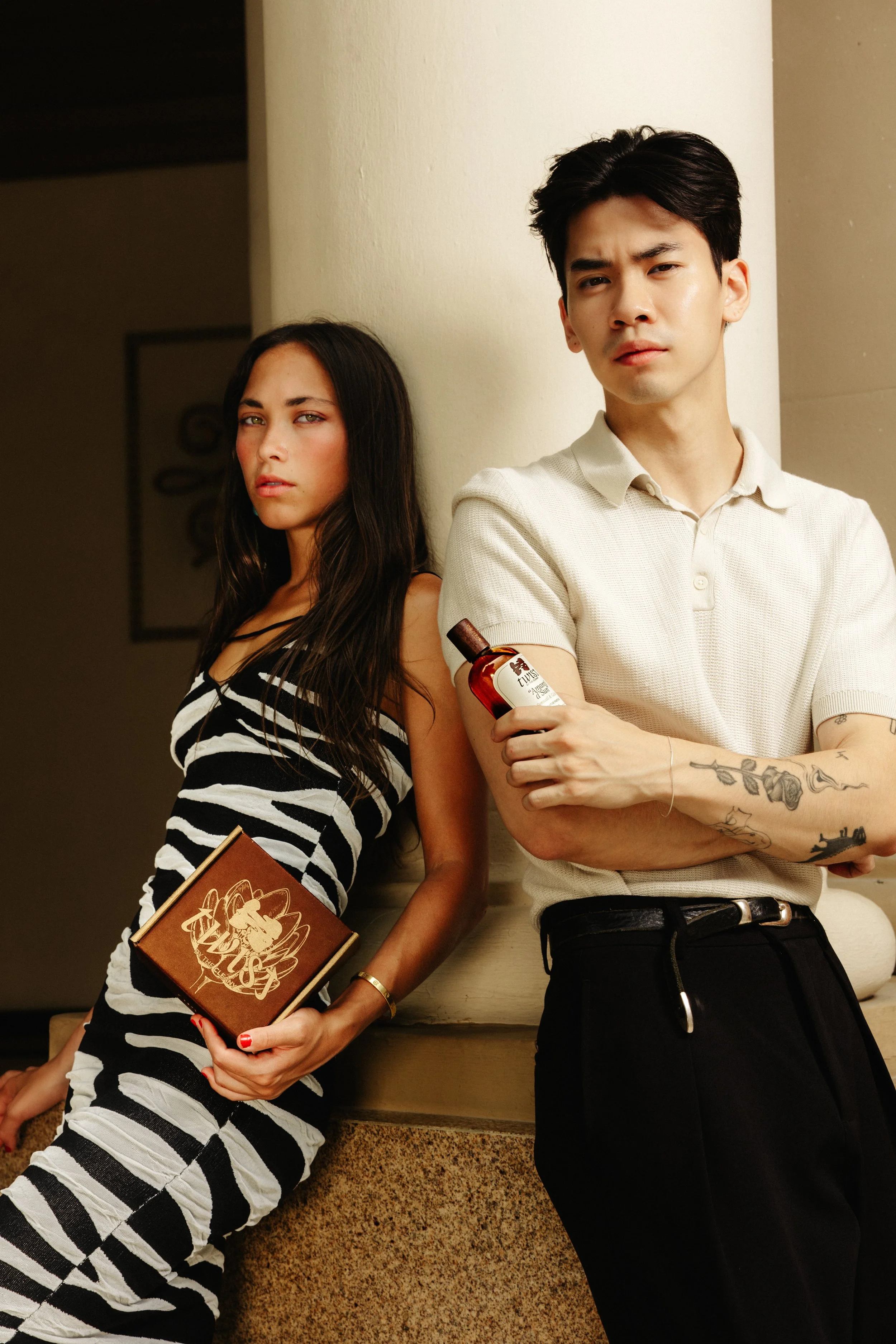 Dos modelos con libro y producto Cleany junto a una columna.
