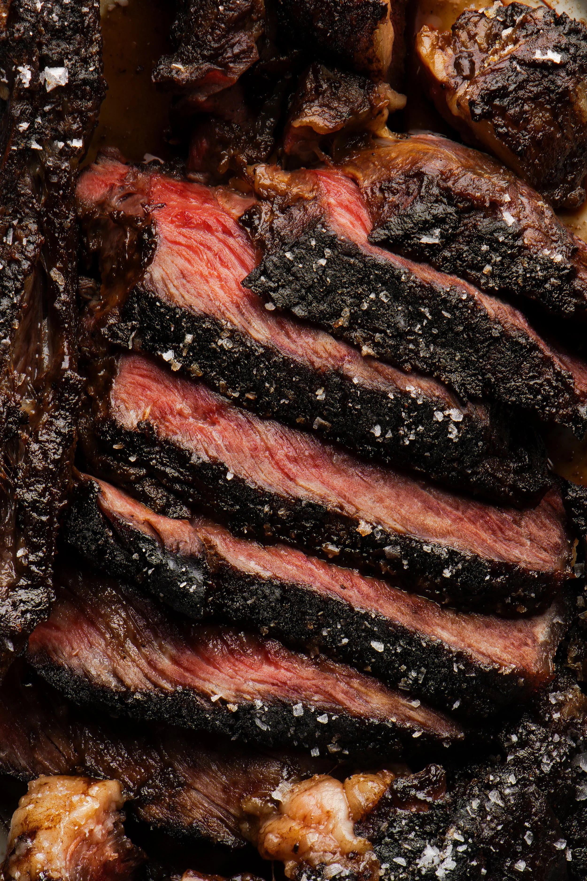 Corte de carne asada en rebanadas con sal gruesa.