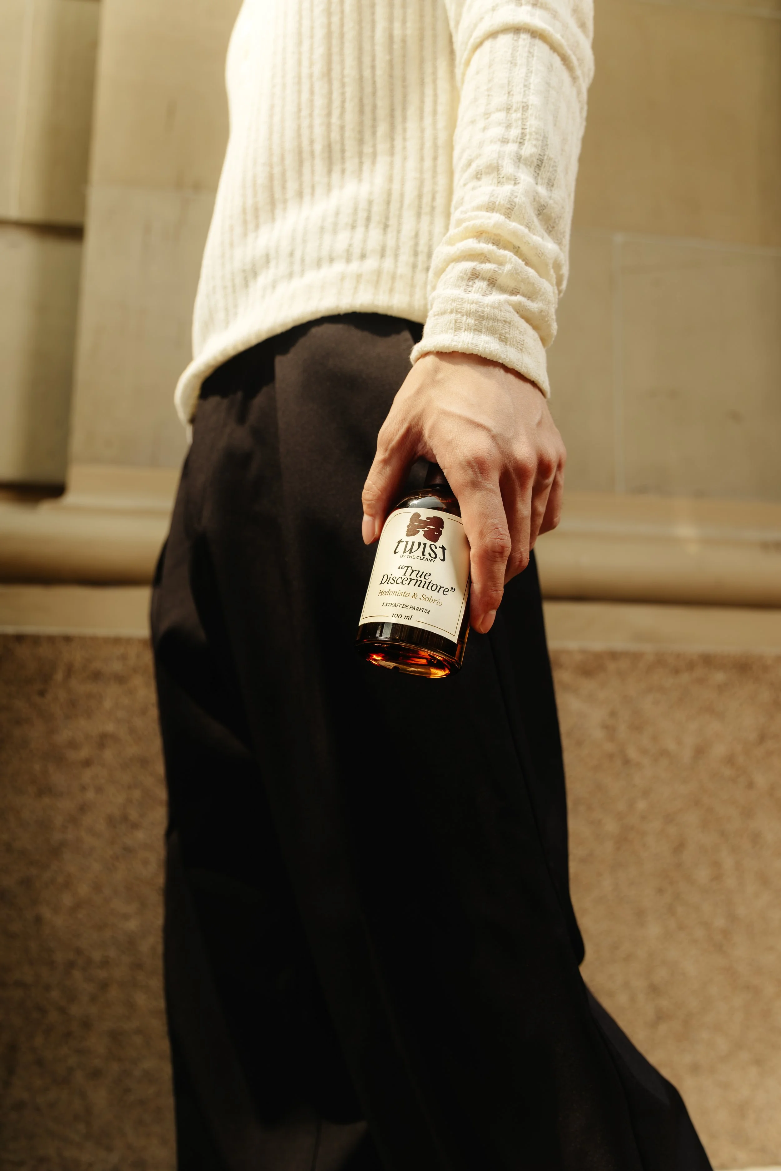 Detalle de un producto Cleany Twist sostenido por un modelo.