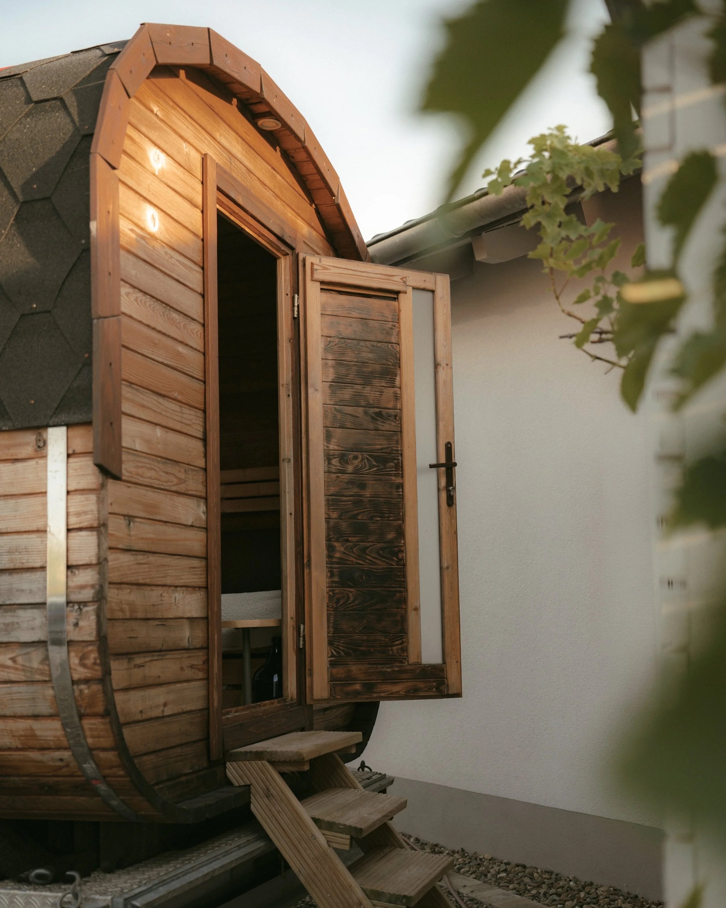 Entdecke die traditionelle Fasssauna, Banya mit wohltuender Wärme, Wenik-Ritualen, natürlichen Pflegezeremonien und entspannender Massage. Schenke dir eine besondere Auszeit.
