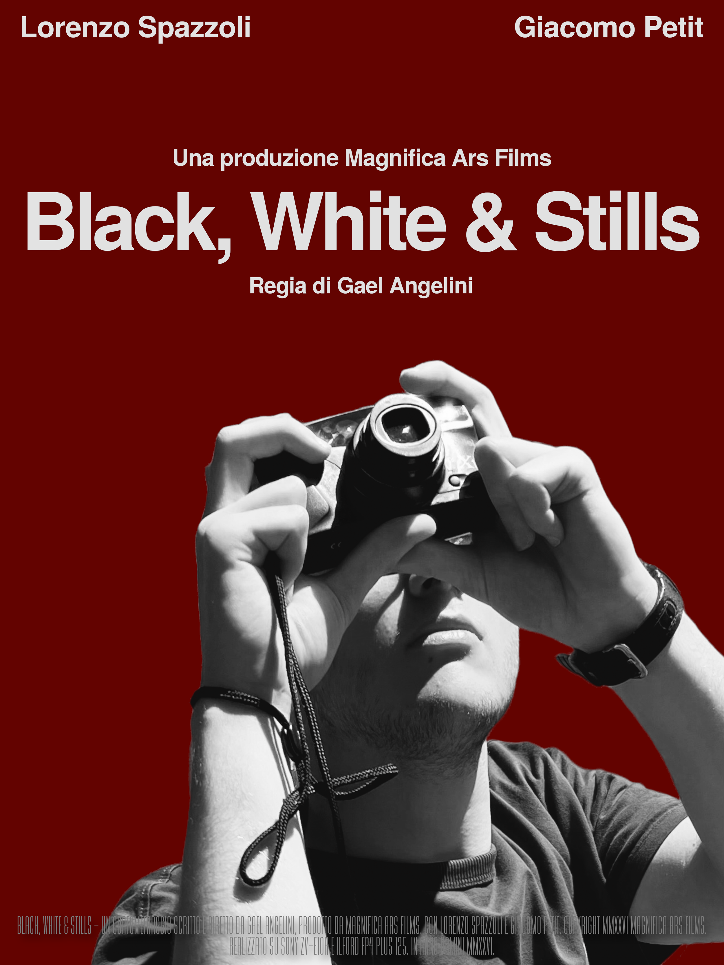 Poster ufficiale del cortometraggio "Black, White & Stills", con Lorenzo Spazzoli, ritratto in bianco e nero su uno sfondo rosso cabernet mentre guarda sopra di sé tramite il viewfinder della sua Rollei X115 Zoom.