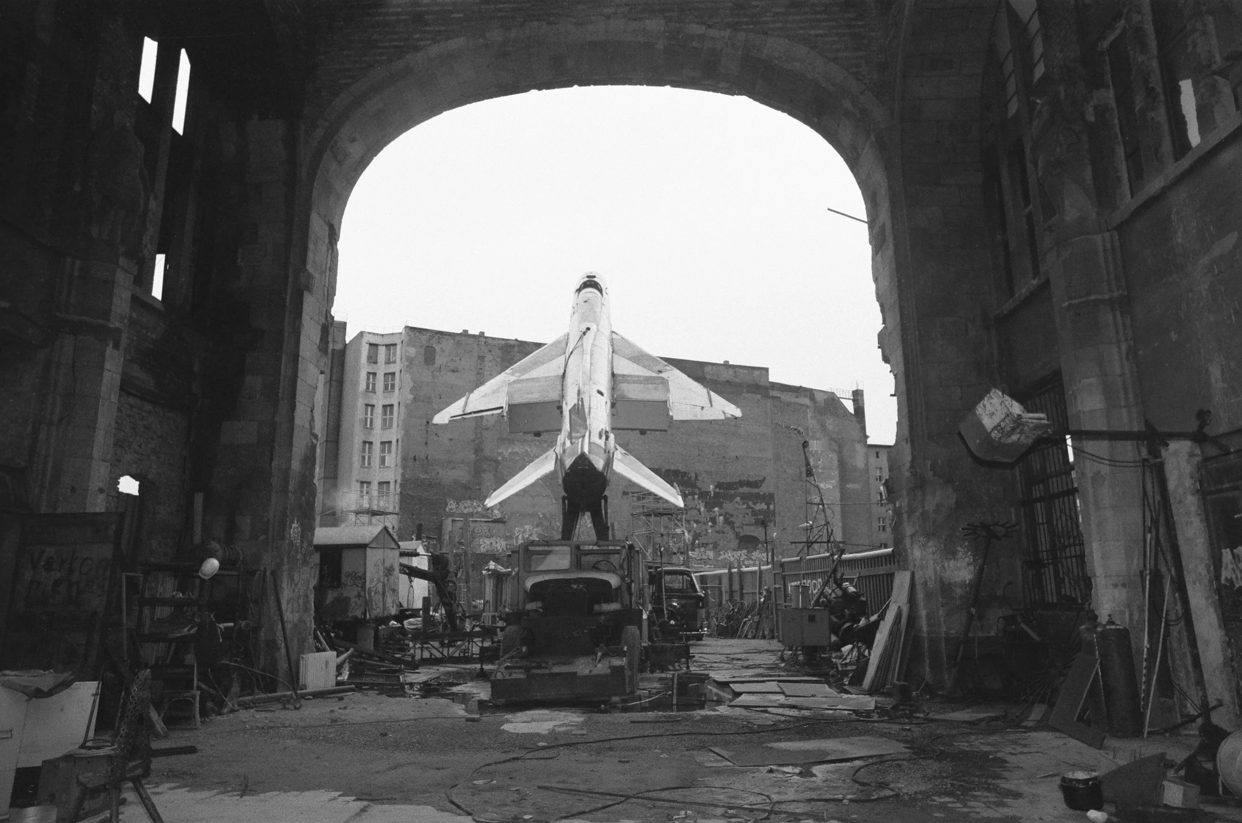 Kunstinstallation einer MIG 21 Skulptur am Tacheles 1993
