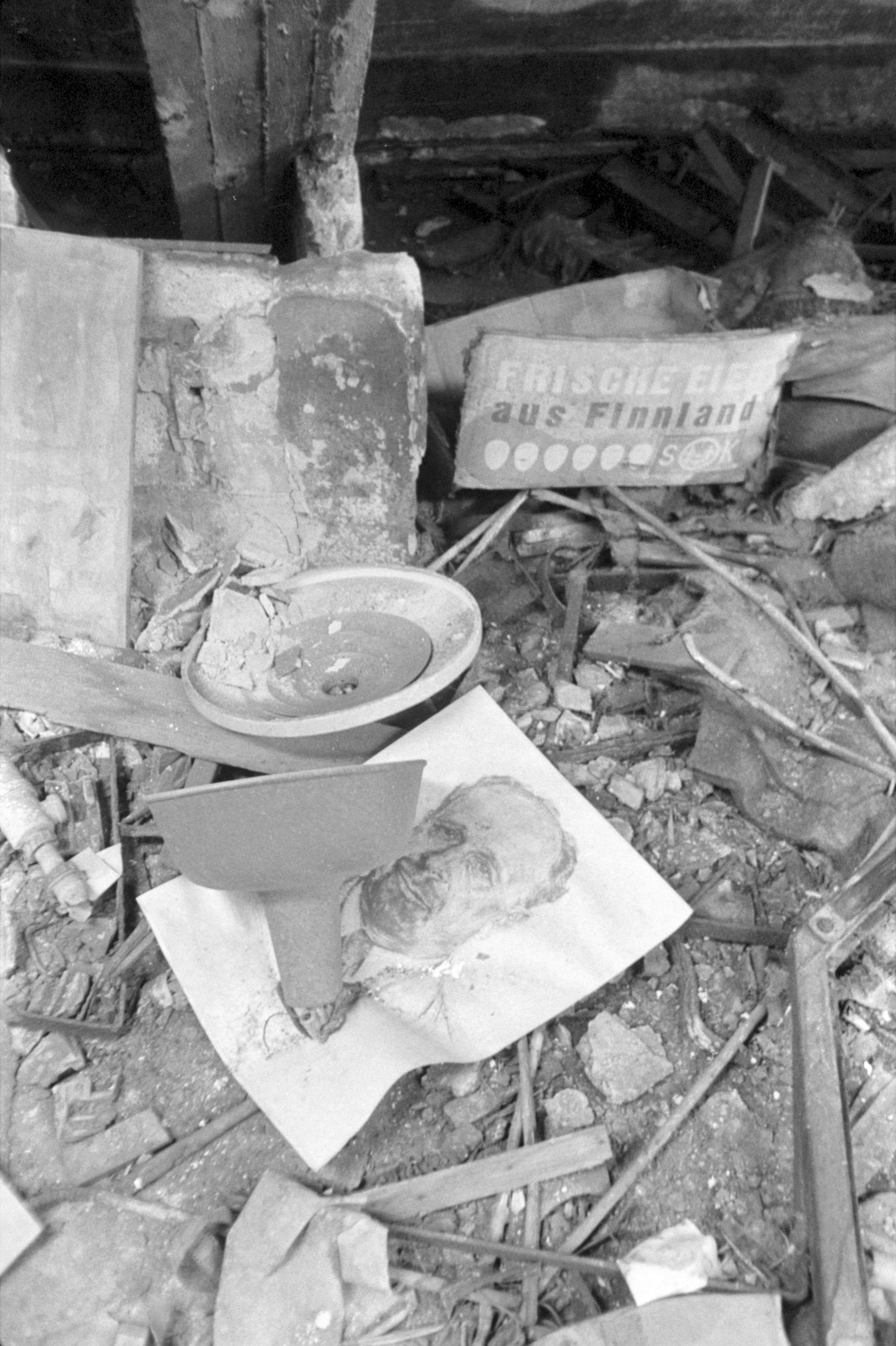 Foto von W. Ulbricht, bis 1973 Staatsratsvorsitzender der DDR auf dem Dachboden entsorgt