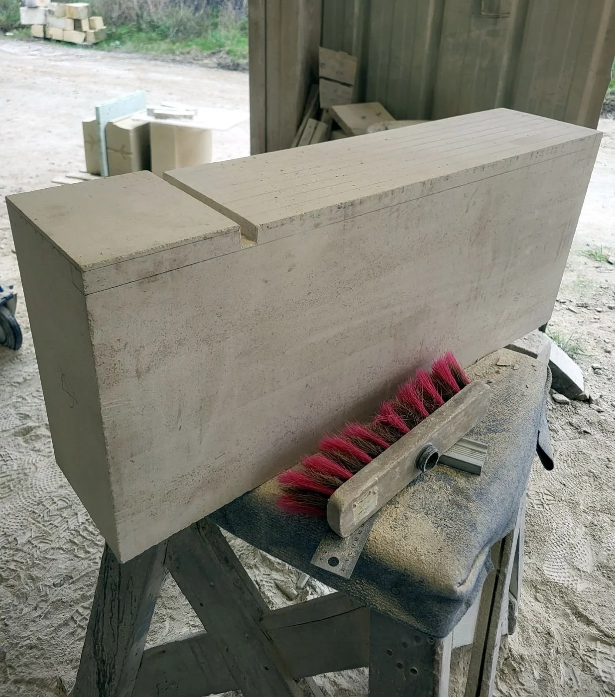 Jambages de cheminée en pierre de Massangis, en cours de taille