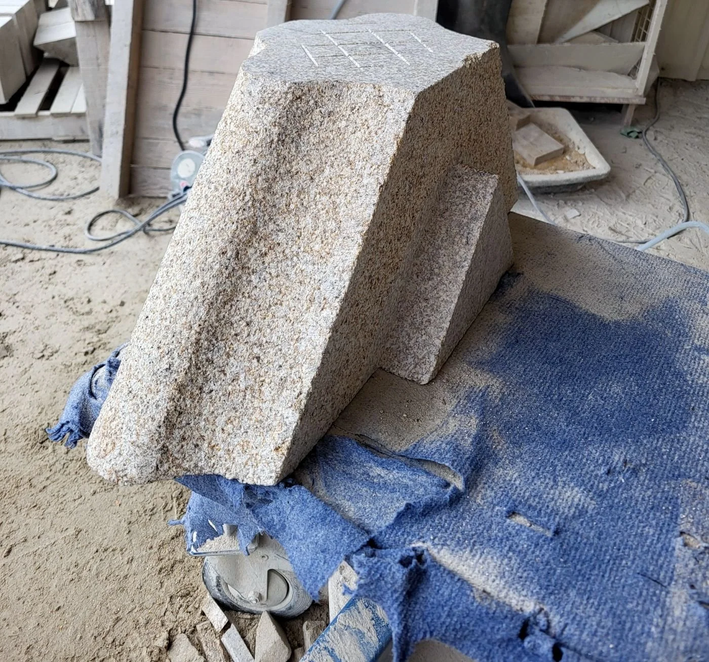 Éléments de lucarne en granit, taille de pierre
