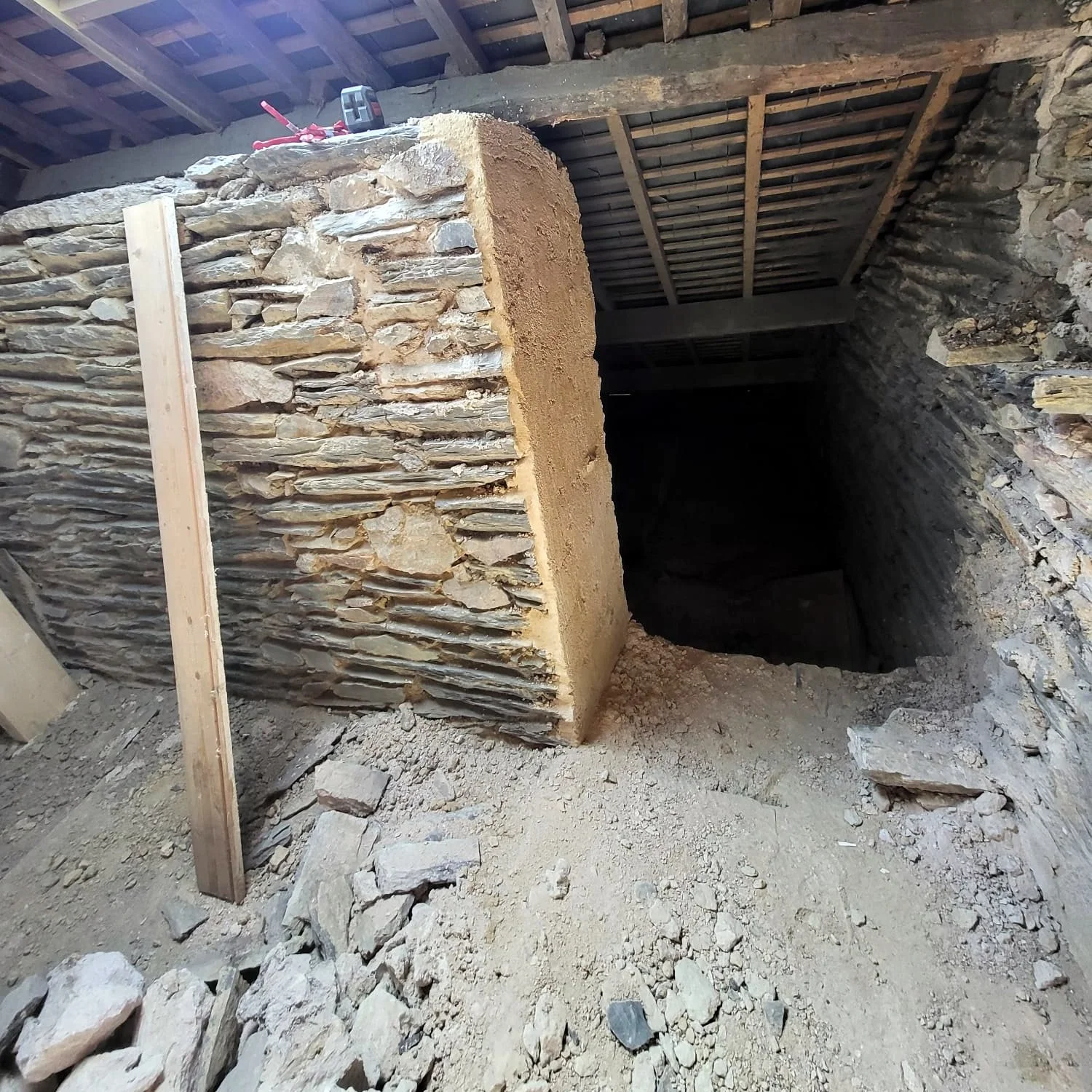 Mur en schiste avant rejointoiement à la chaux