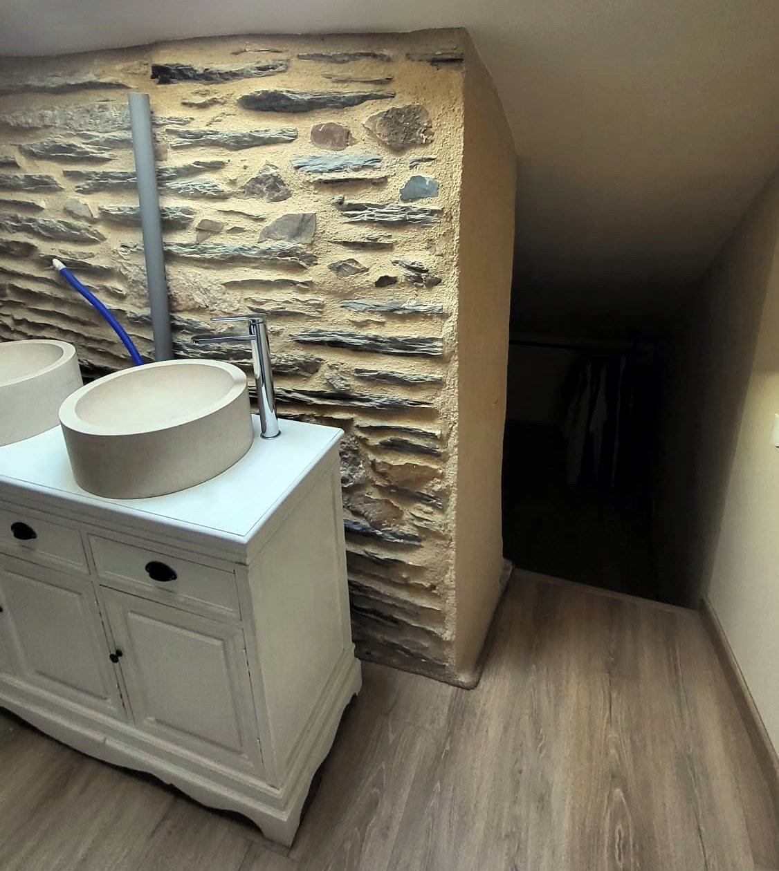 Mur en schiste après rejointoiement à la chaux, maçonnerie traditionnelle