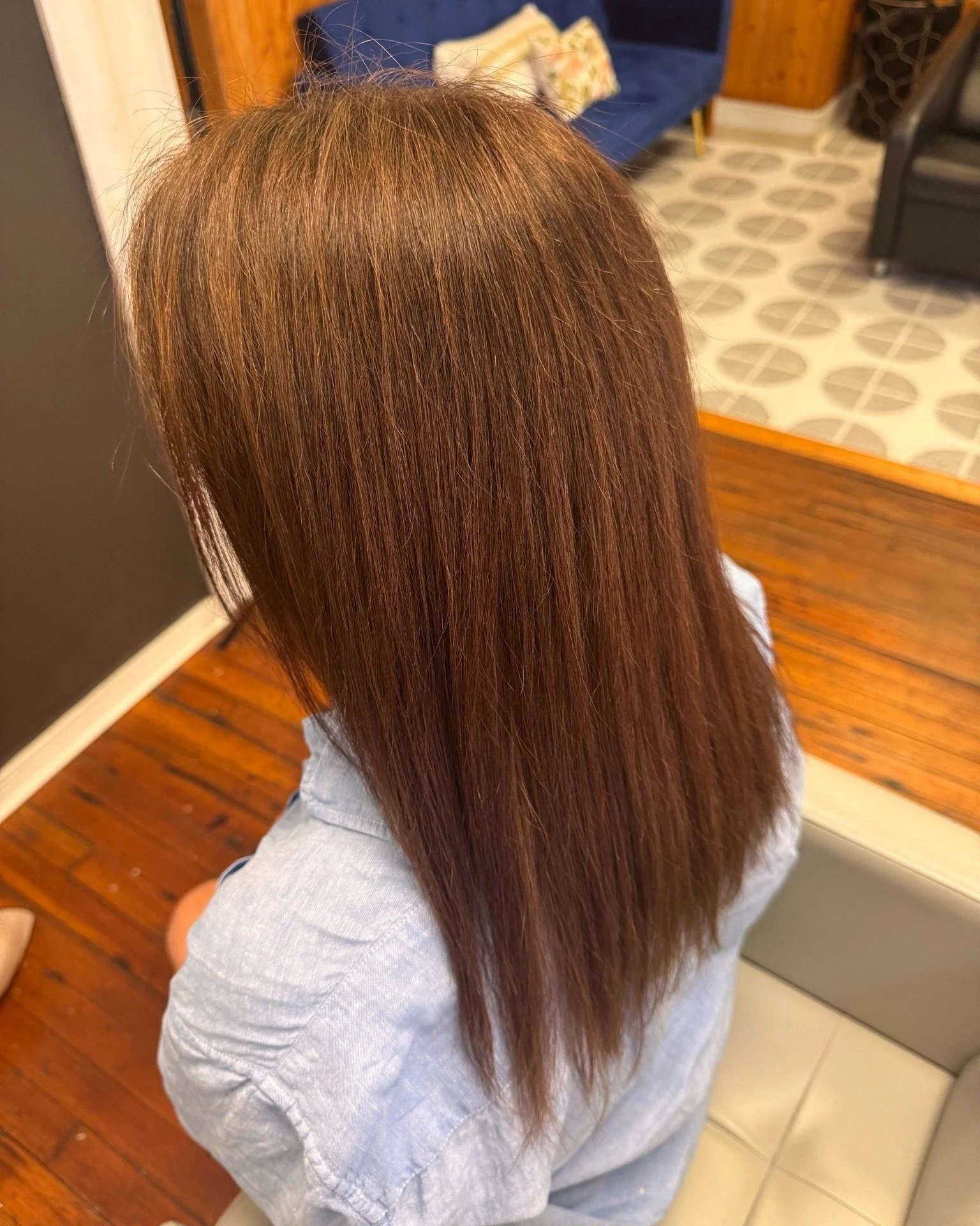 Rich chestnut brown 🤎

For this All-Over Custom Color, we wanted something deep and polished that still had warmth and movement instead of reading flat or overly dark.

Inside, it gives that rich brunette feel. Step into the sunlight and you get all
