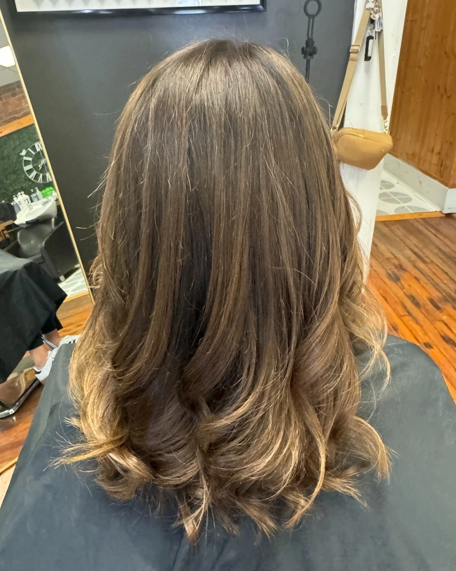 Soft, rich dimension 🤎

This one was all about keeping the overall look natural while adding enough contrast and brightness to give the hair movement and interest.

I love a brunette that still has little ribbons of light running through it -  enoug