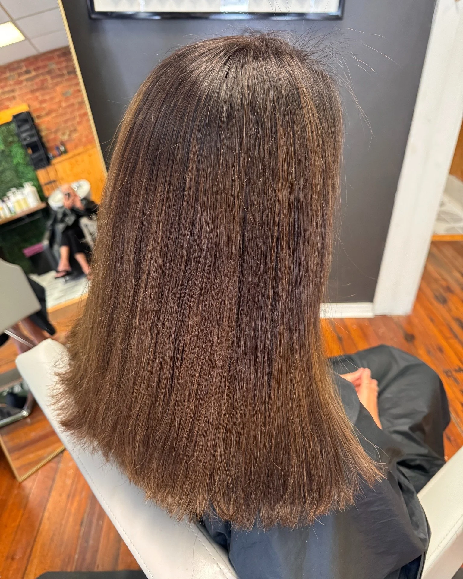 From highlighted to richer, softer, and more dimensional. 🤎

She was ready to move away from feeling too light and bring more depth back into her hair without losing all of the brightness.

So we shifted the overall look darker, added dimension back