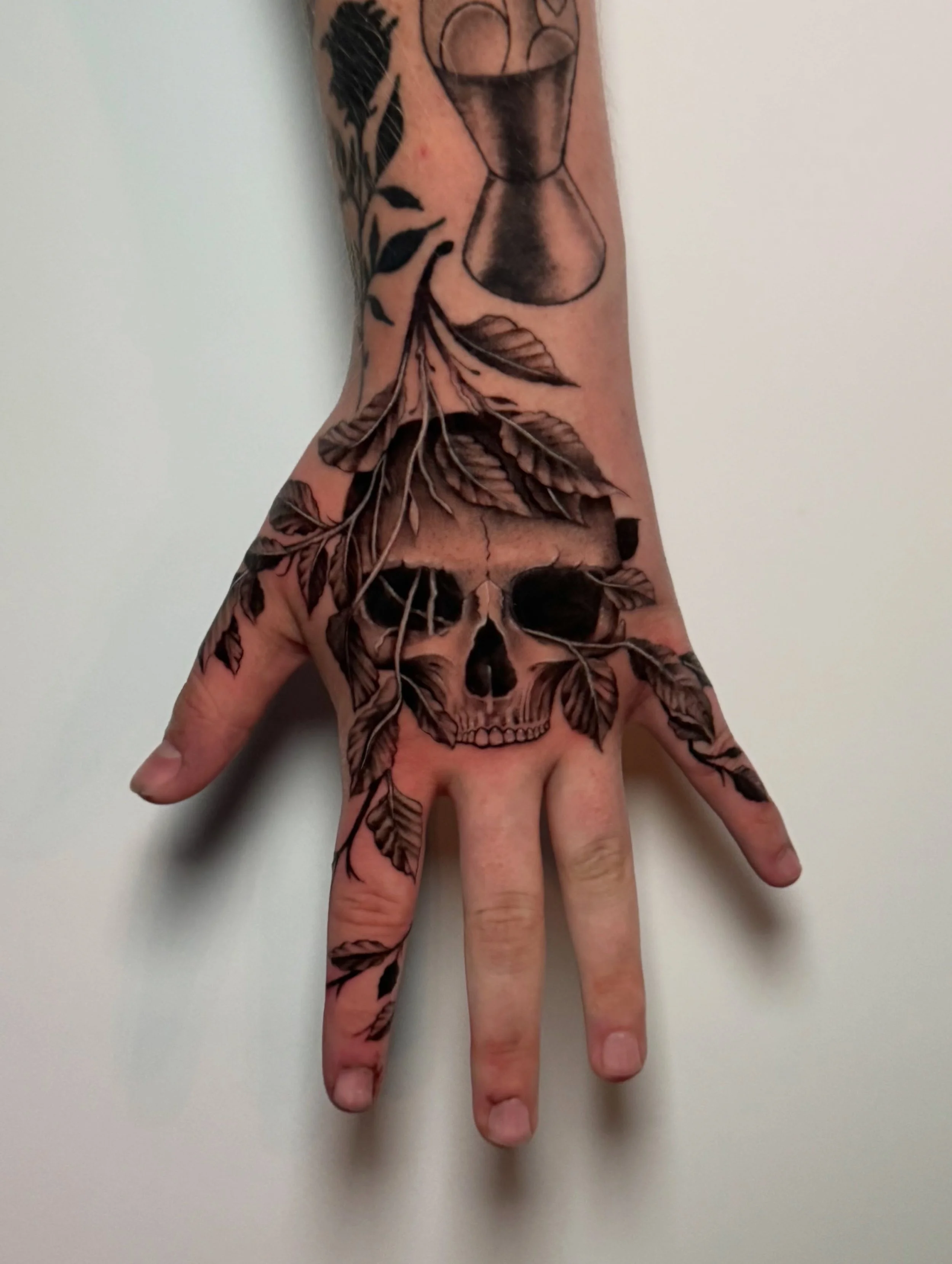 Hand tatty for Rachelle!! 💀
Made at @blackaltartattooco