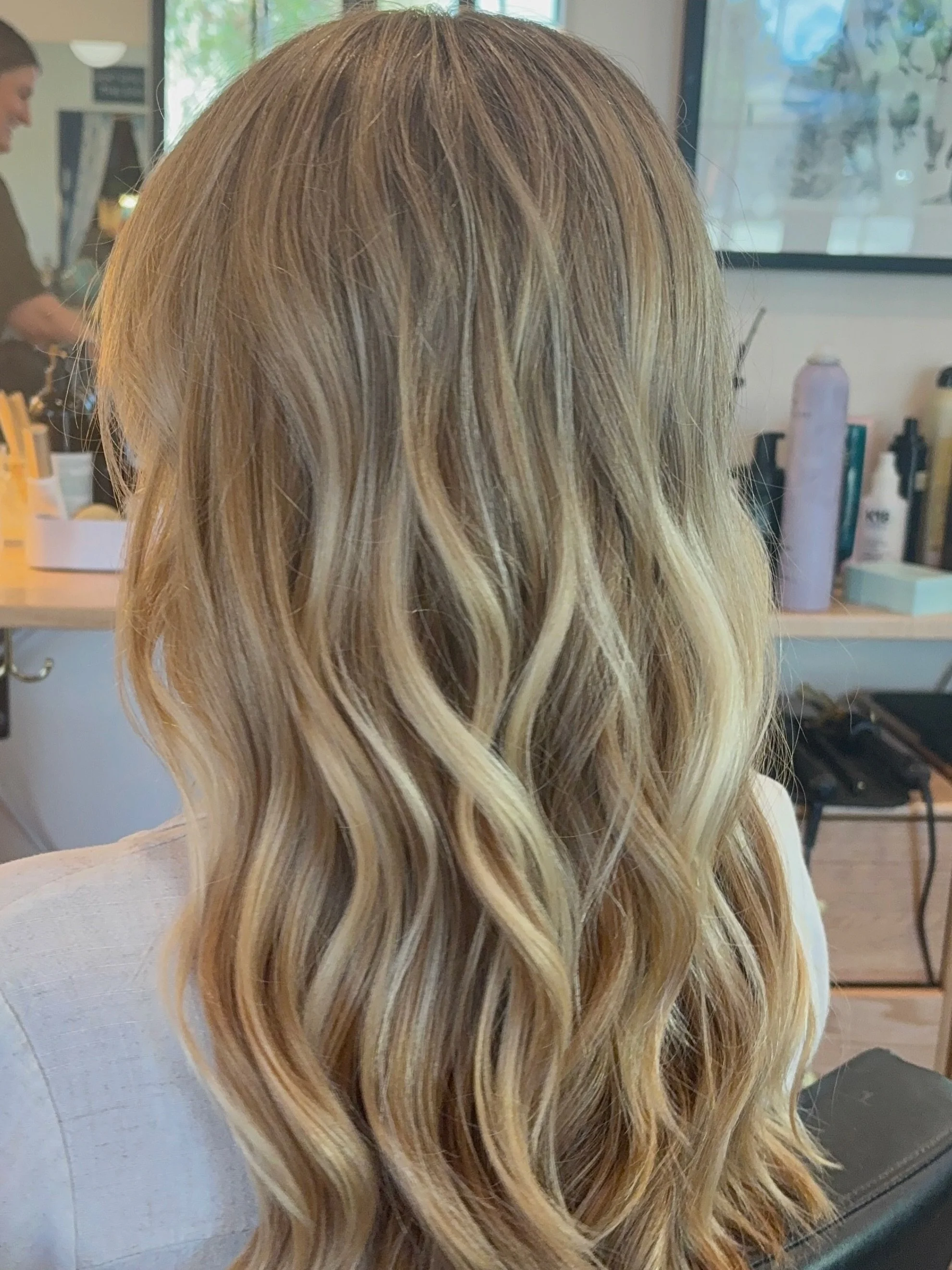 Obsessed with these bouncy, beachy blonde waves by Lindsey🌊🏝️💛