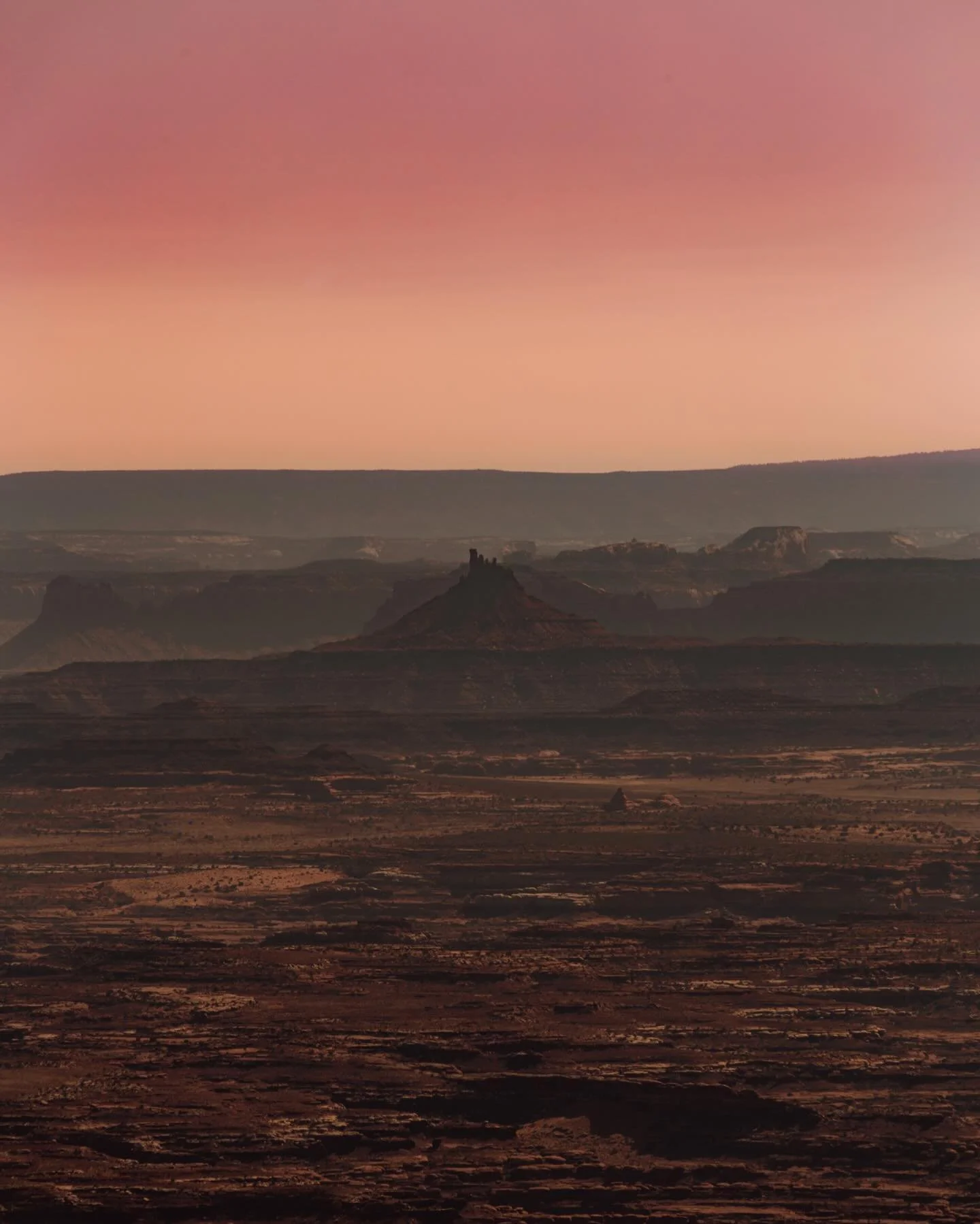 ➡️ swipe right to see the before and after! 

This trip to utah for my fianc&eacute;s birthday to visit her sister was amazing. Being behind the camera lately in nature has made me inspired to get back to doing what i love 

#utah #canyon #canyonland
