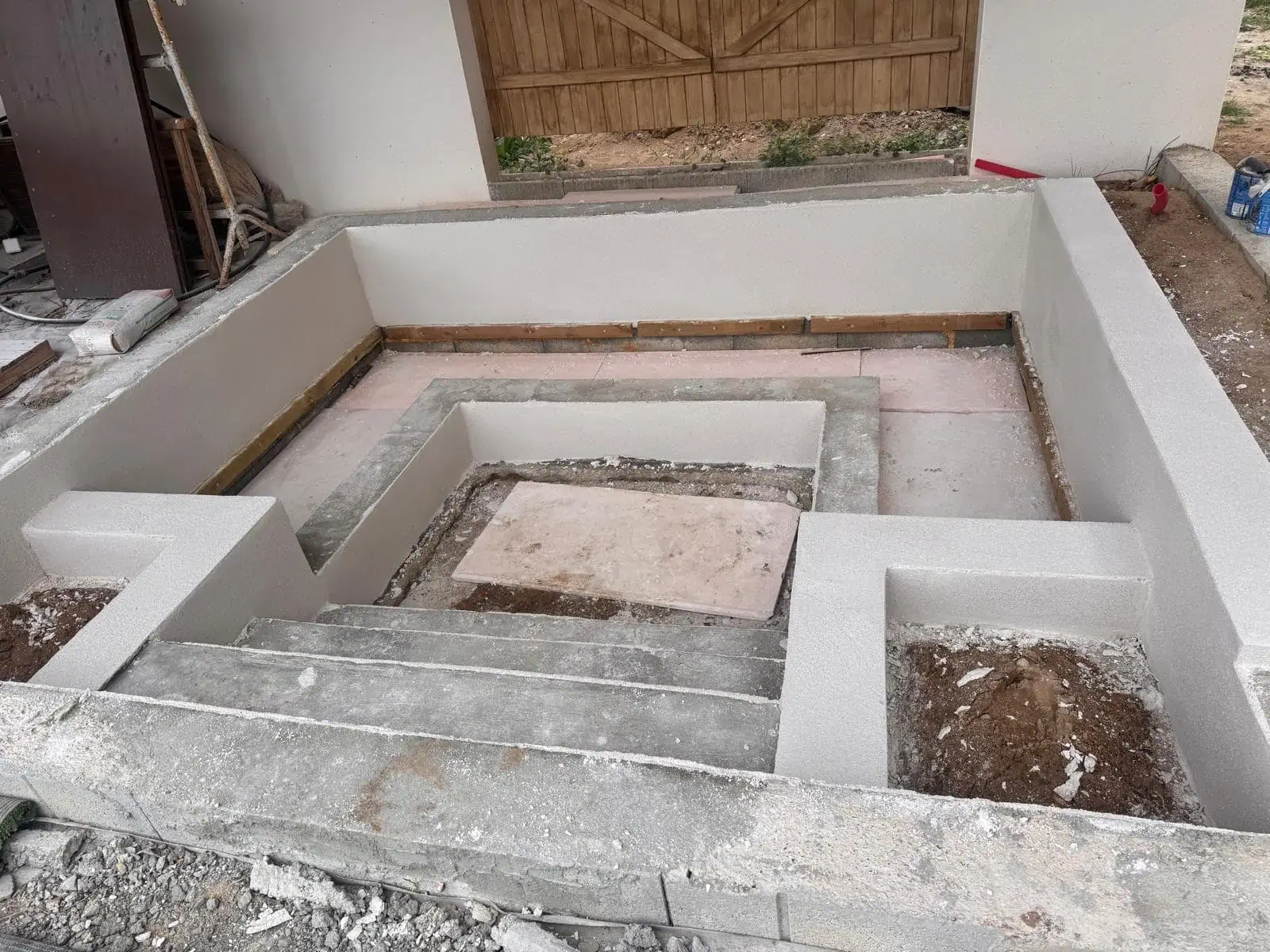 amenagement-exterieur-salon-encastré-pool-house.webp
