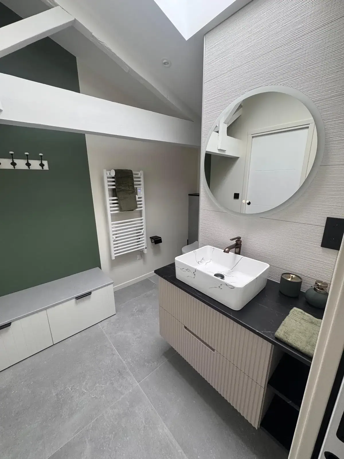 renovation-salle-de-bains-moderne-vert-bois.webp