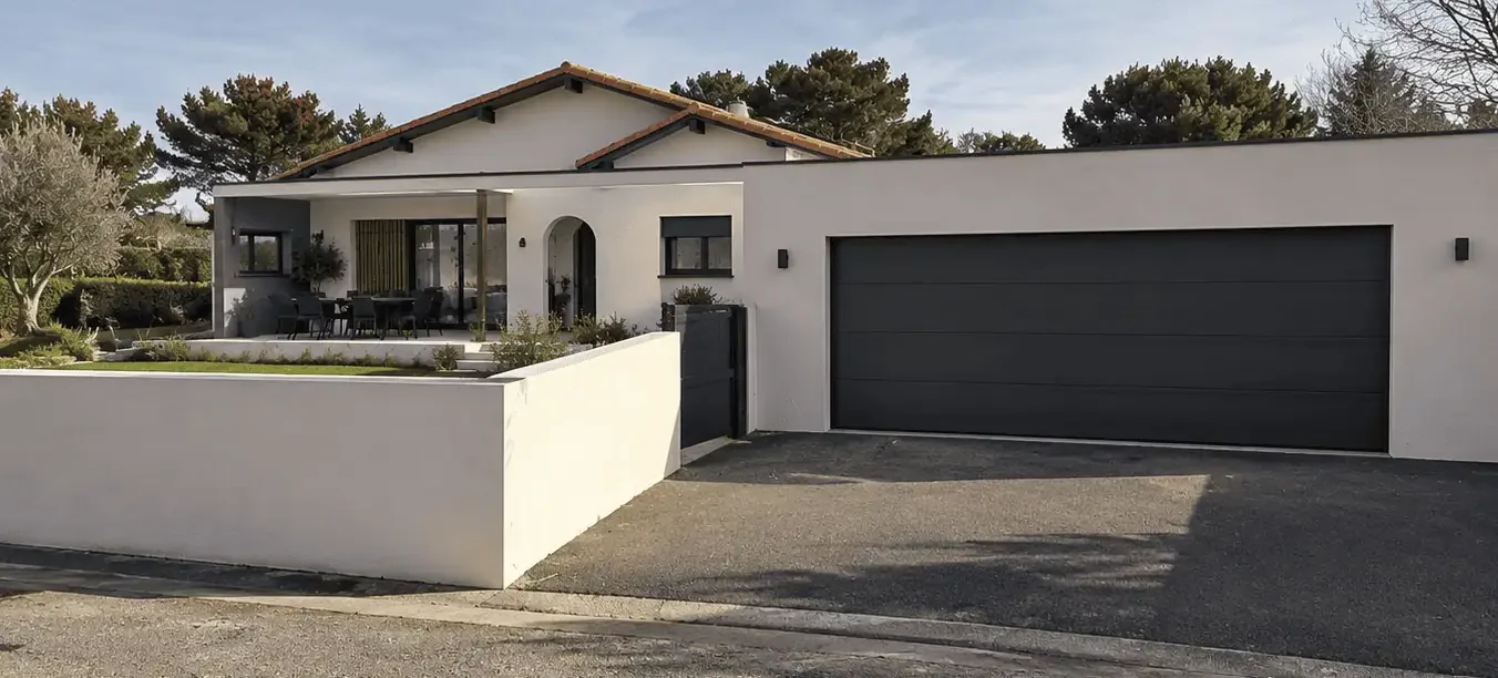 Réalisation d'une extension de maison contemporaine avec garage par le maître d'œuvre DMB&CO à Langon.