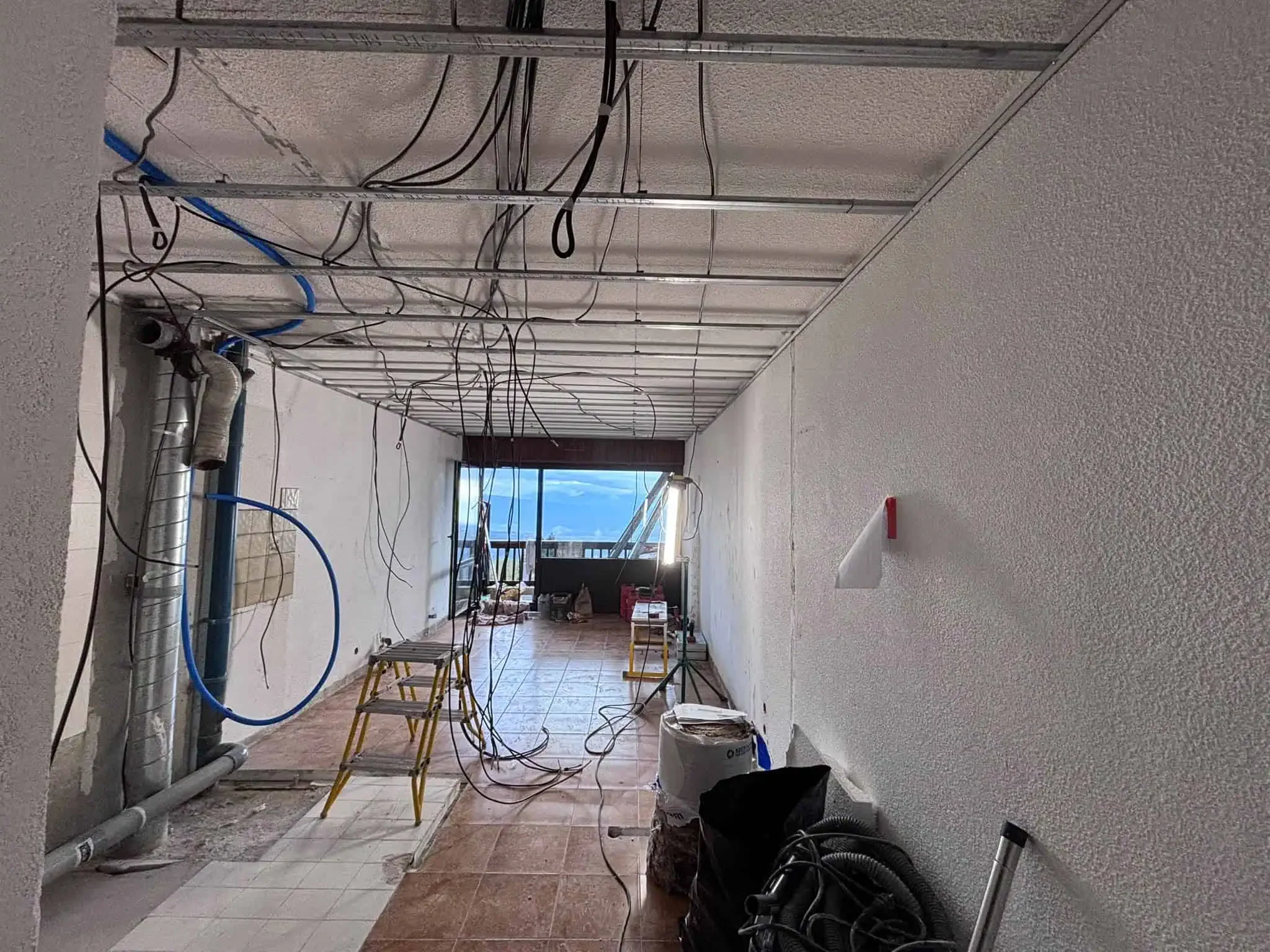 renovation-studio-locatif-montagne-pendant-travaux.webp