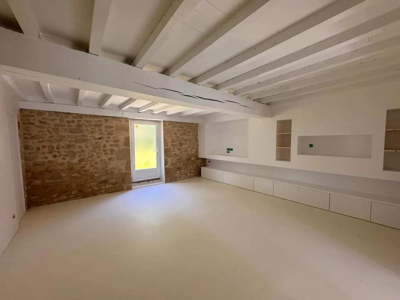 renovation-salon-mur-pierre-rangements-sur-mesure.webp
