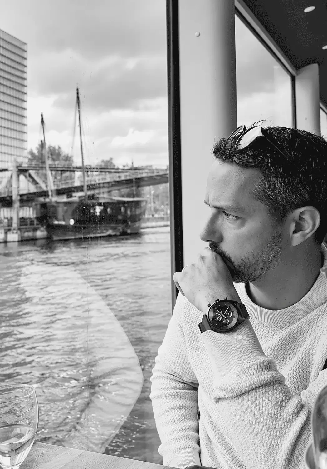 Portrait en noir et blanc d'Alexandre Favier, maître d'œuvre chez DMB & CO, spécialisé dans la rénovation et le suivi de travaux à Langon en Gironde.