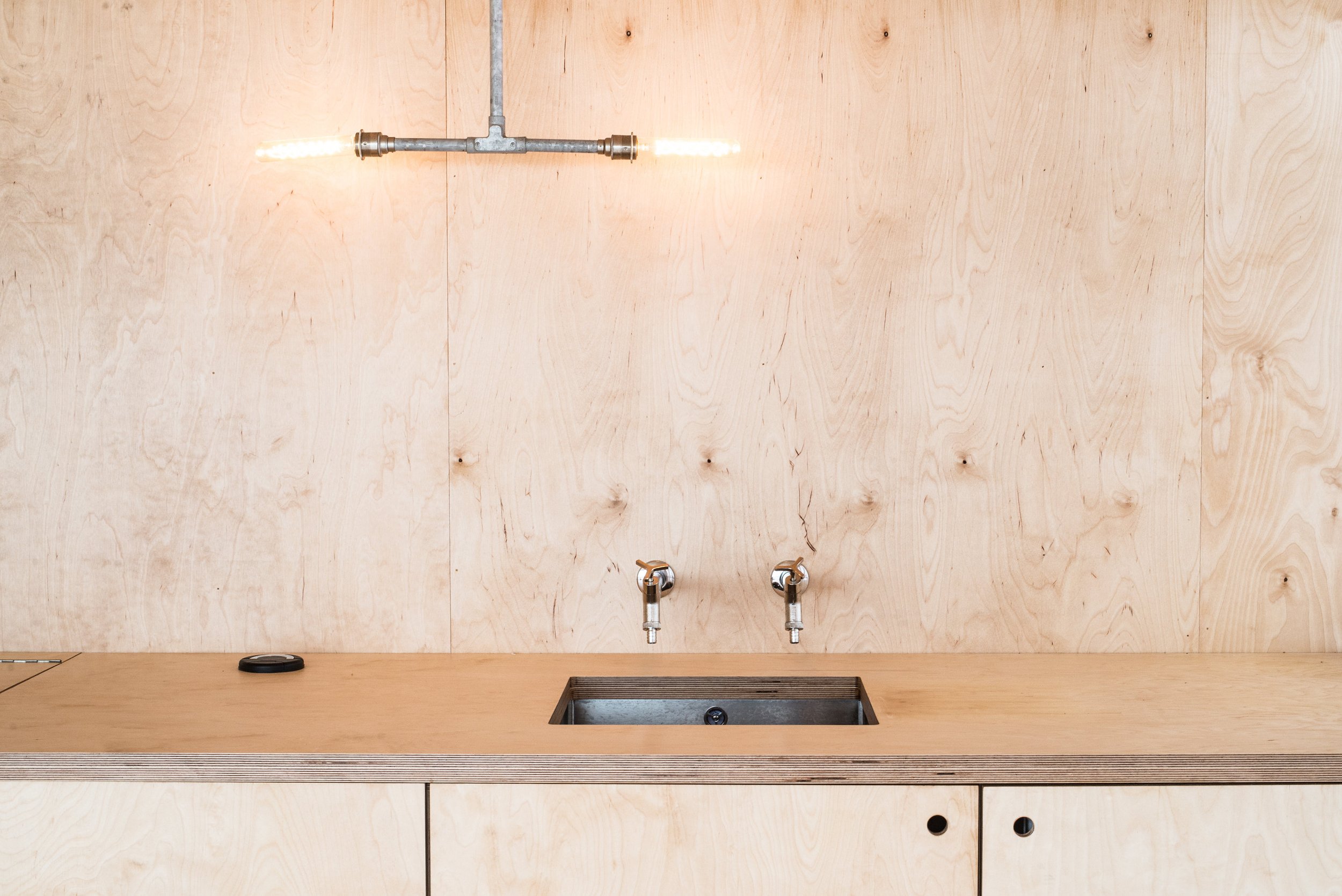 beach-hut-jonathan-hendry-architects-kitchen.jpg