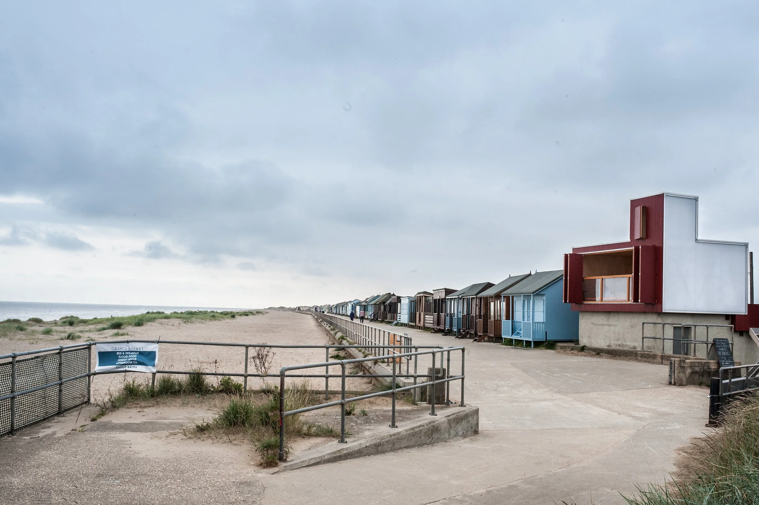 beach-hut-jonathan-hendry-architects-long-view.jpg