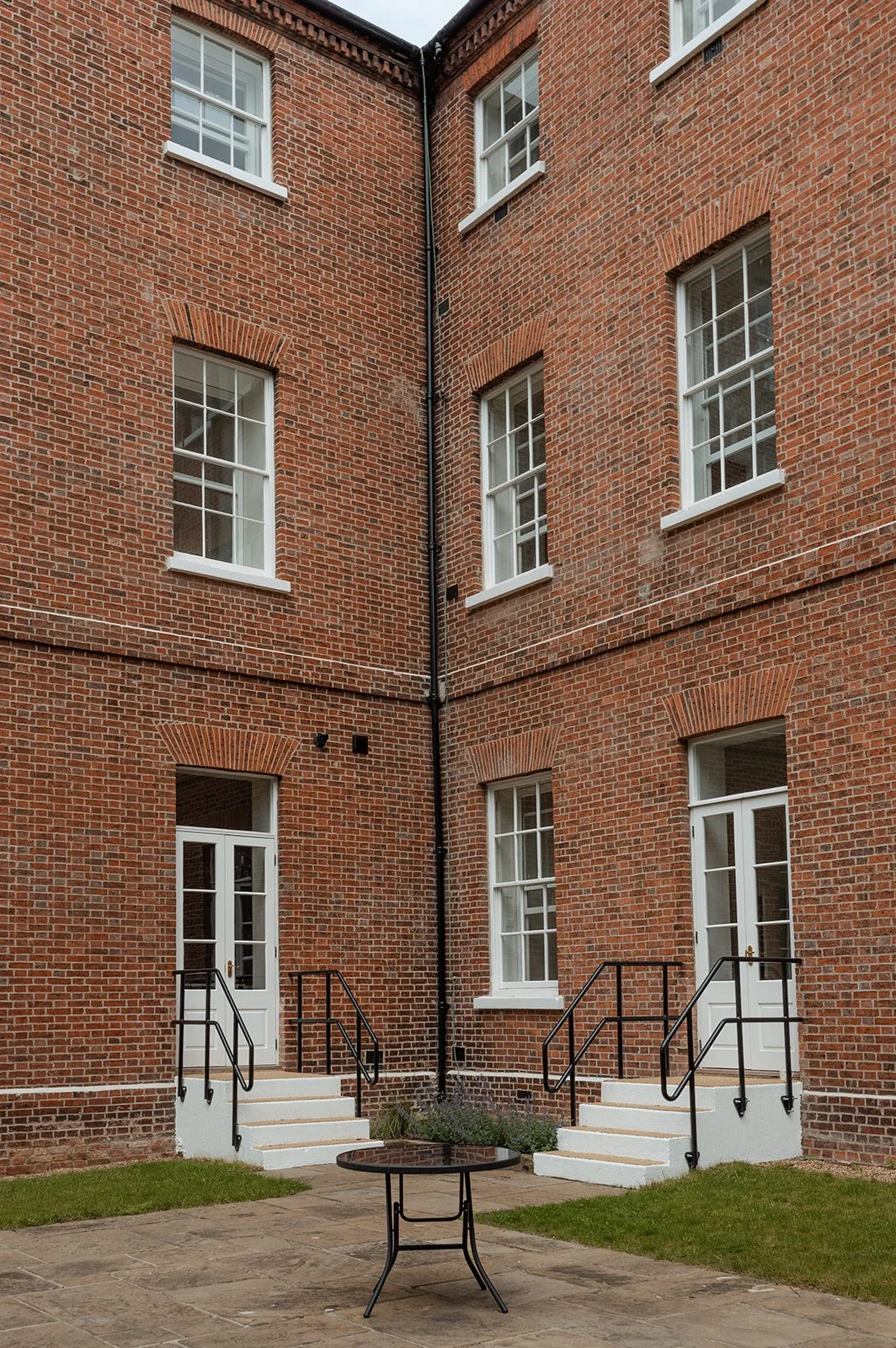 jonathan-hendry-architects-bailgate-chad-varah-lincoln-courtyard.jpg