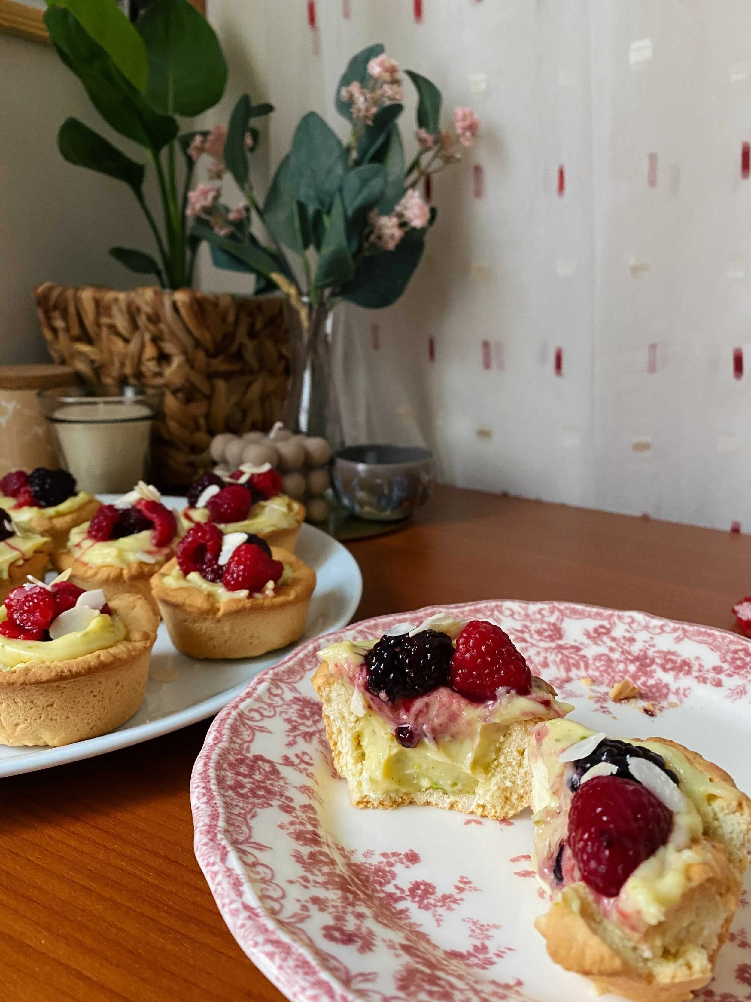 Antep Fıstıklı Krema Dolgulu Orman Meyveli Mini Tart