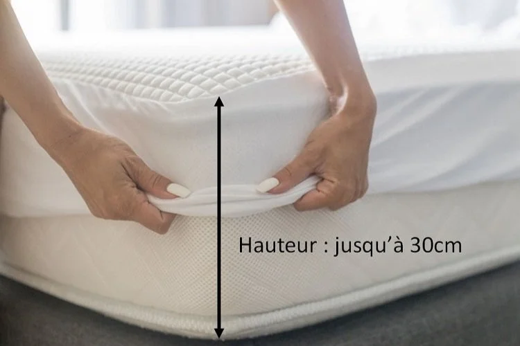 Deux mains soulèvent le rebord d'un matelas avec un texte indiquant une hauteur maximale de 30 cm.