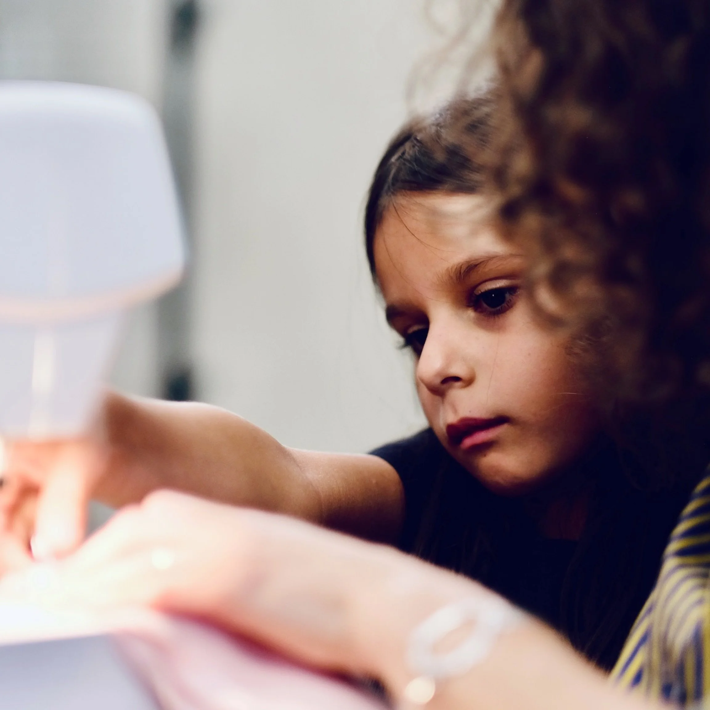Letzte Woche sa&szlig;en wir gemeinsam an den N&auml;hmaschinen. Heute wurden aus diesen Schult&uuml;ten Geschenke f&uuml;r die Kinder der F&uuml;rther Tafel.
.
Unsere 15 Schult&uuml;ten waren dabei ein Teil einer viel gr&ouml;&szlig;eren Aktion von 