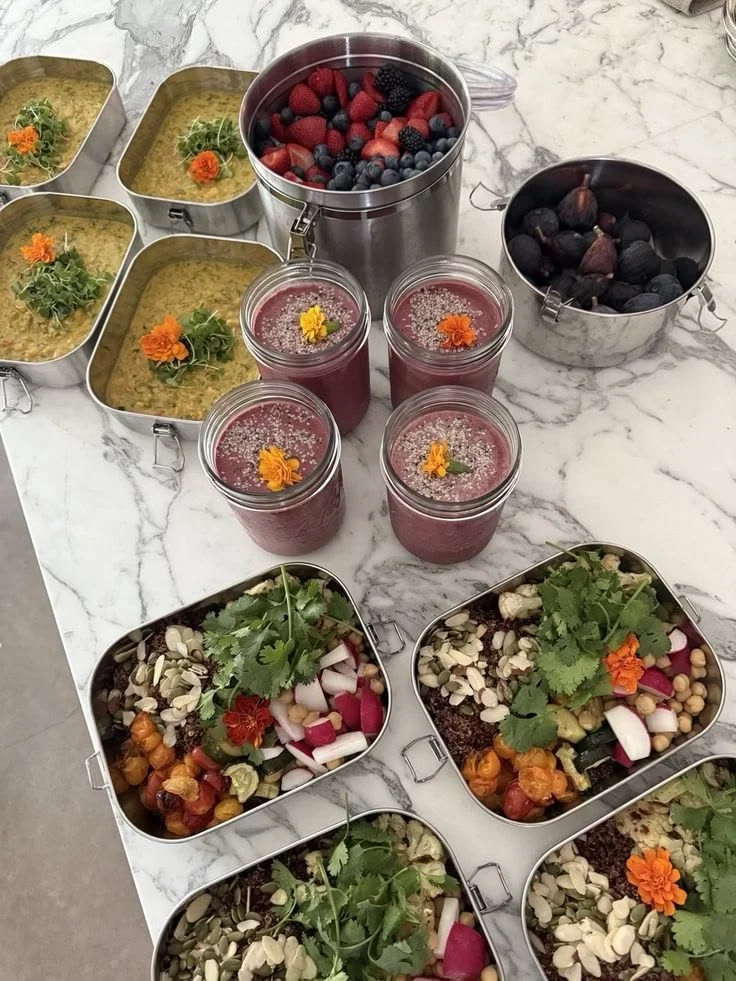 Louisville meal prep salads, berries, and healthy beverages