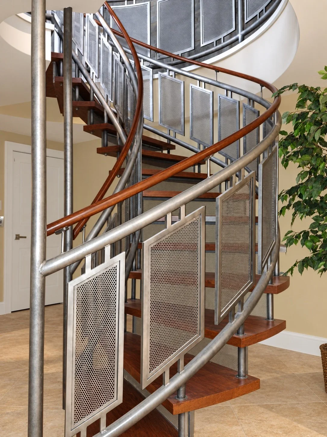 Curve of the mesh stair, seen from below