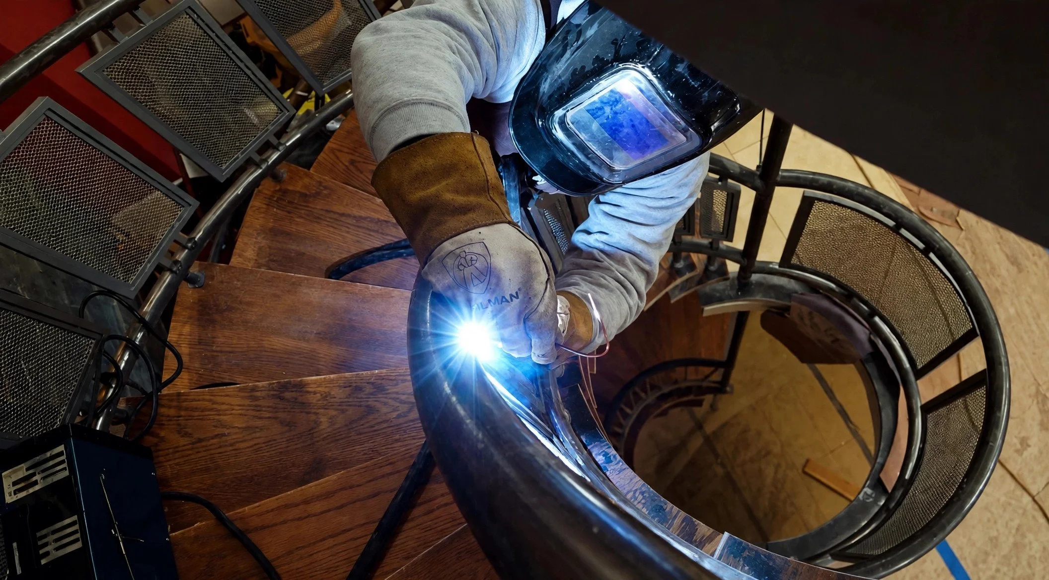 hero-07-welding-light-ai.jpg
