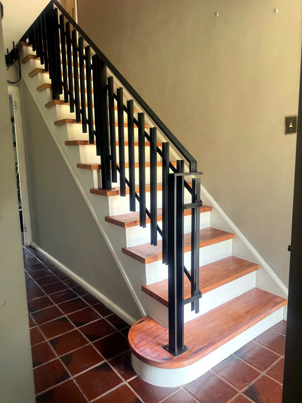 Staggered picket railing, steel