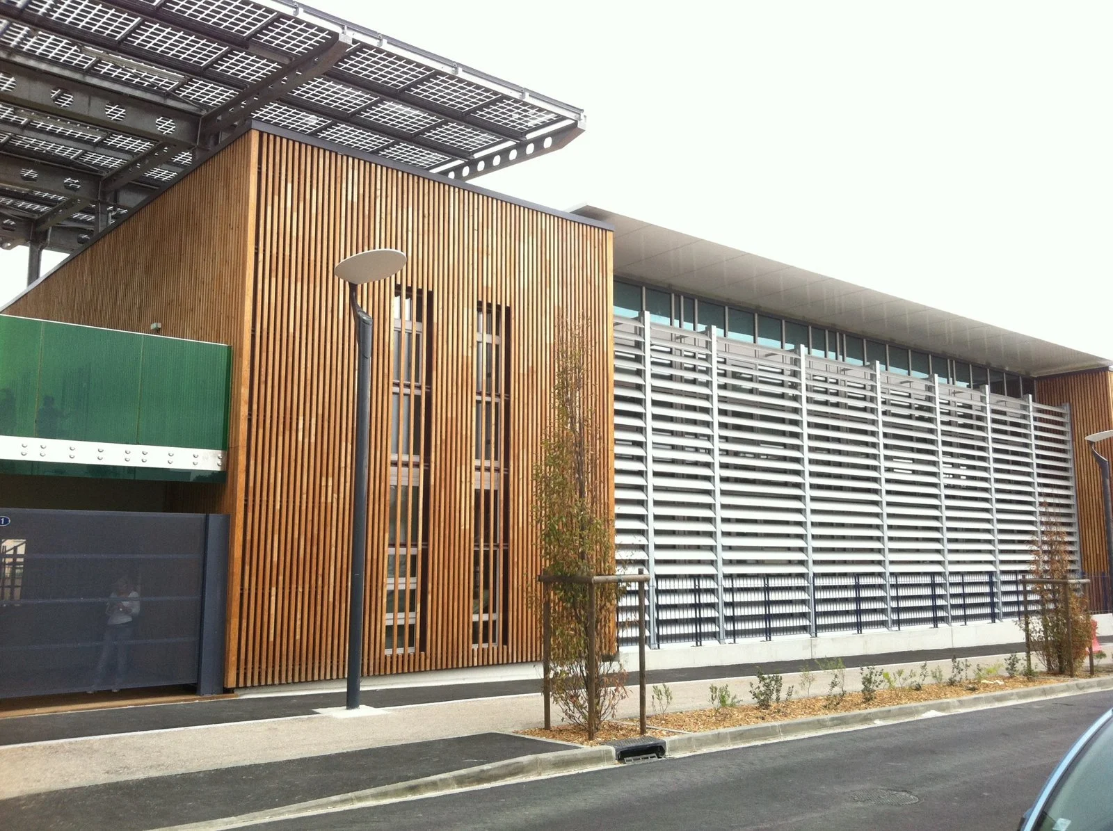 Groupe scolaire des Ponts Jumeaux à Toulouse : brise-soleil motorisés et garde-corps verre réalisés par EST