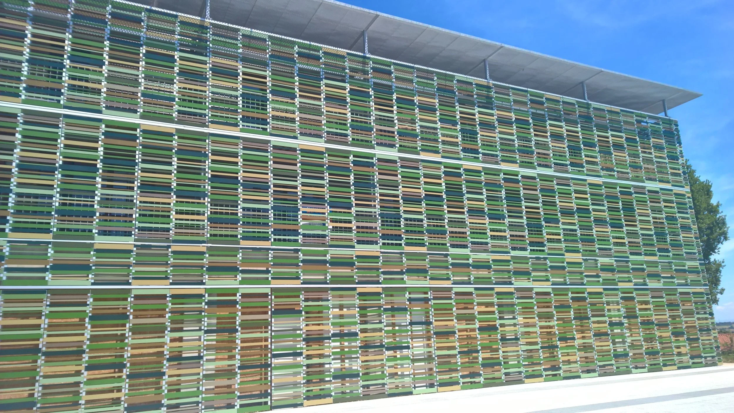 06_facade_brise-soleil_lames_couleur.jpg