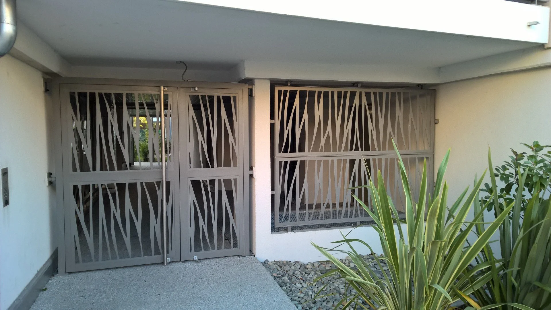 03_portes_entree_tole_motif_vegetal.jpg