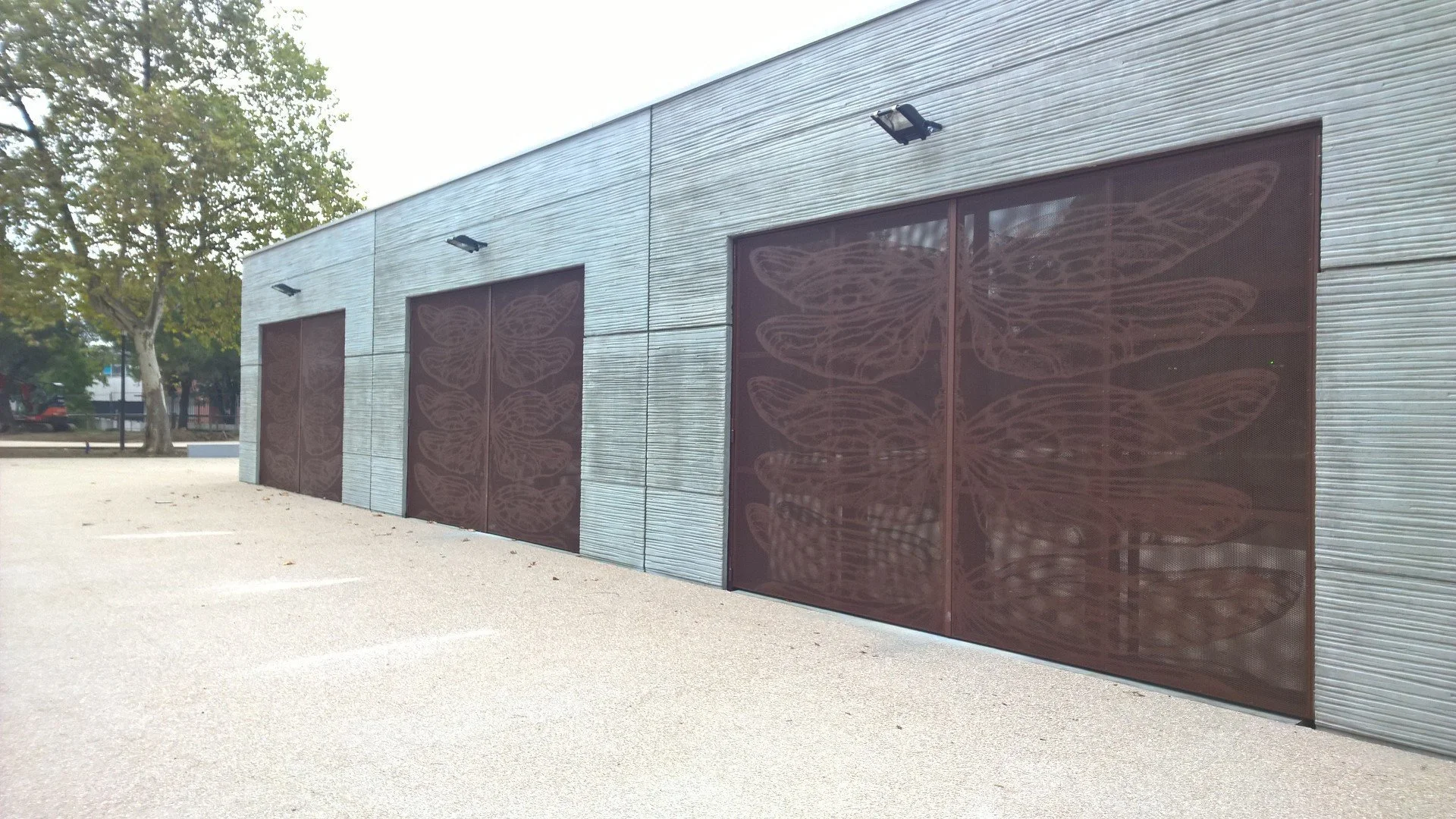 02_portes_garage_tole_decoupee_facade.jpg