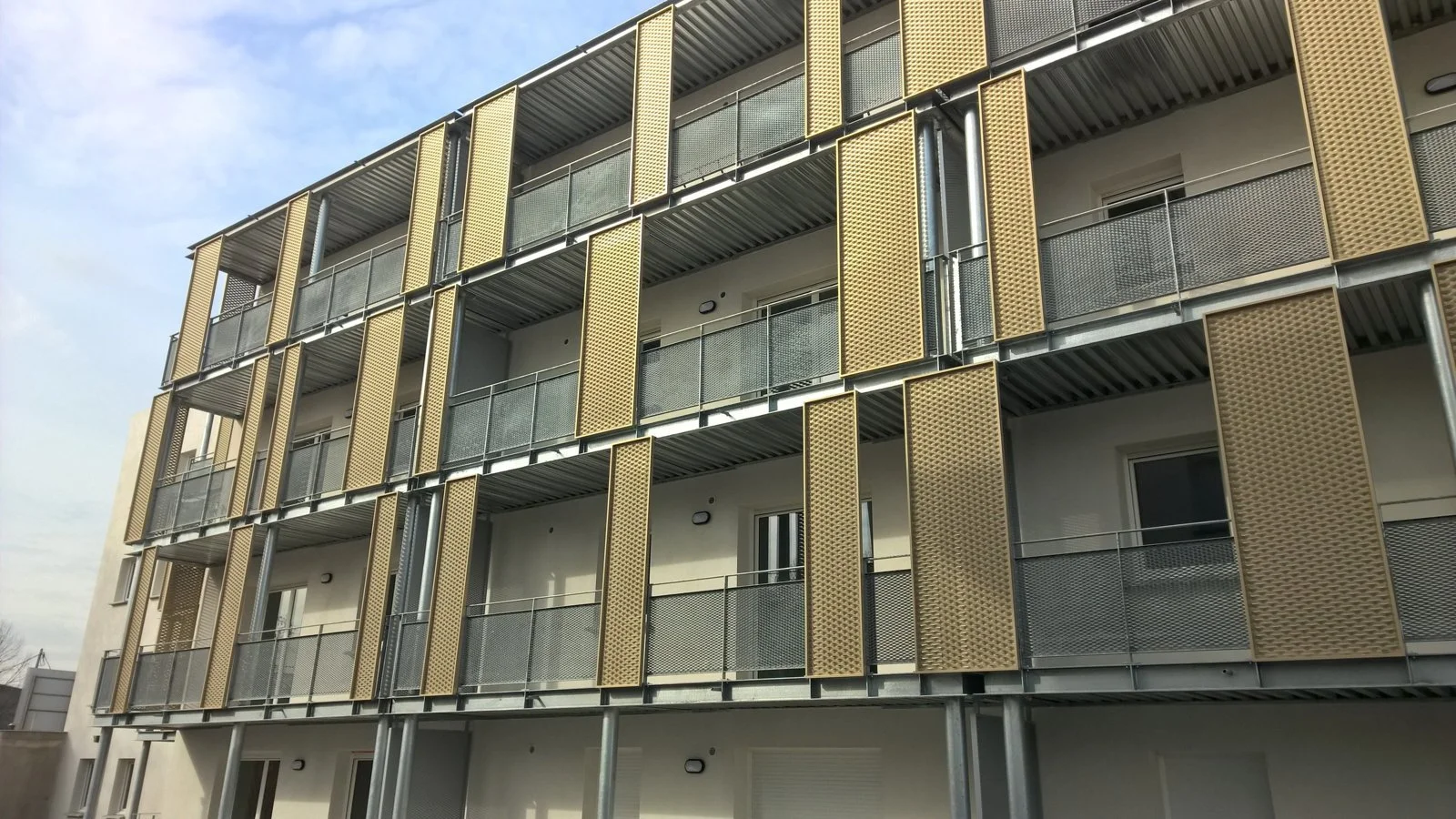 Résidence Lautrec à Toulouse : garde-corps, balcons métalliques et brise-soleil réalisés par EST