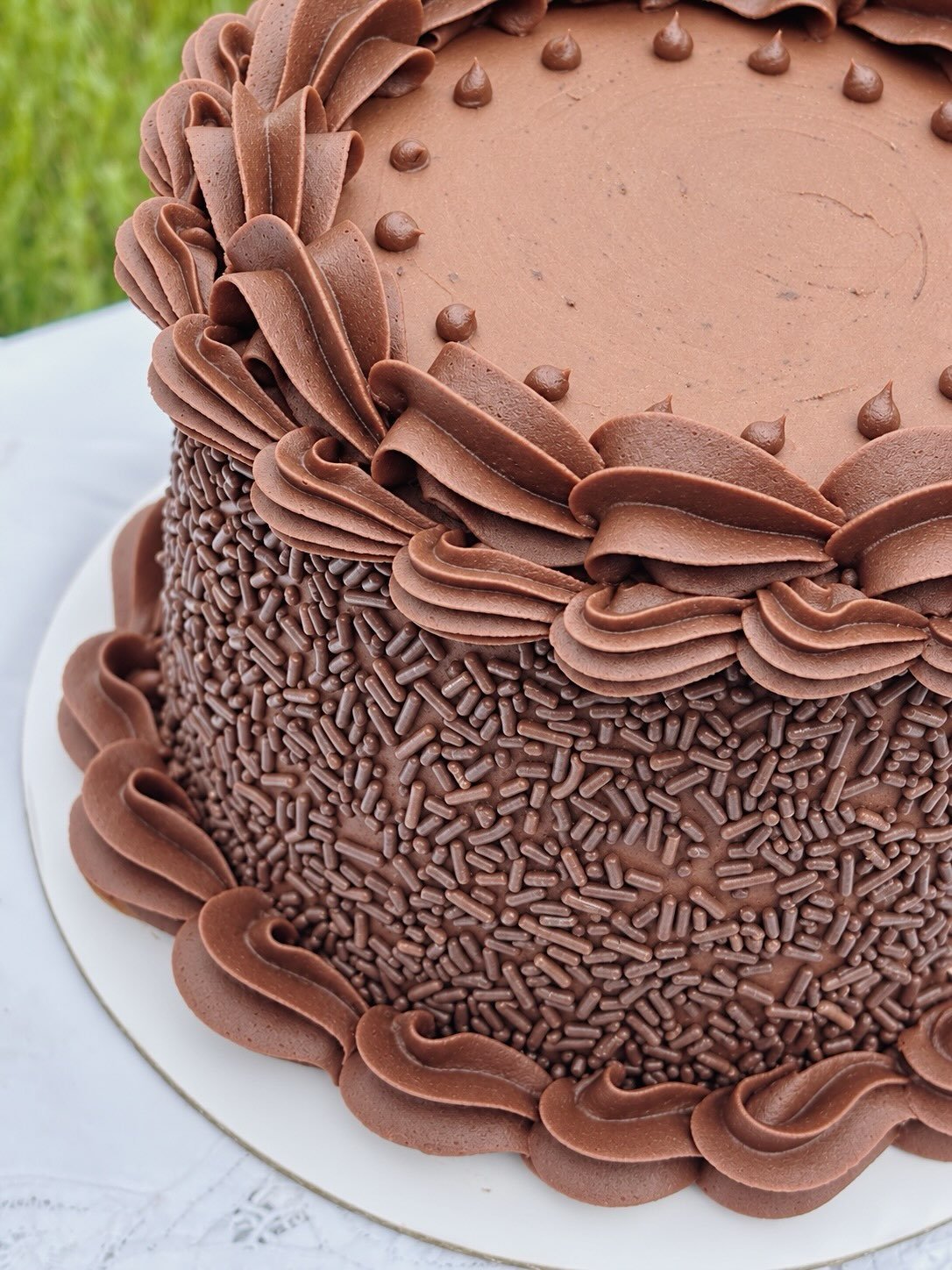 meet the matilda 🤎

a triple chocolate cake with chocolate ganache filling, chocolate buttercream, and a generous coating of chocolate sprinkles.

as much as I love experimenting with unexpected flavors, there will always be room in the lineup for a