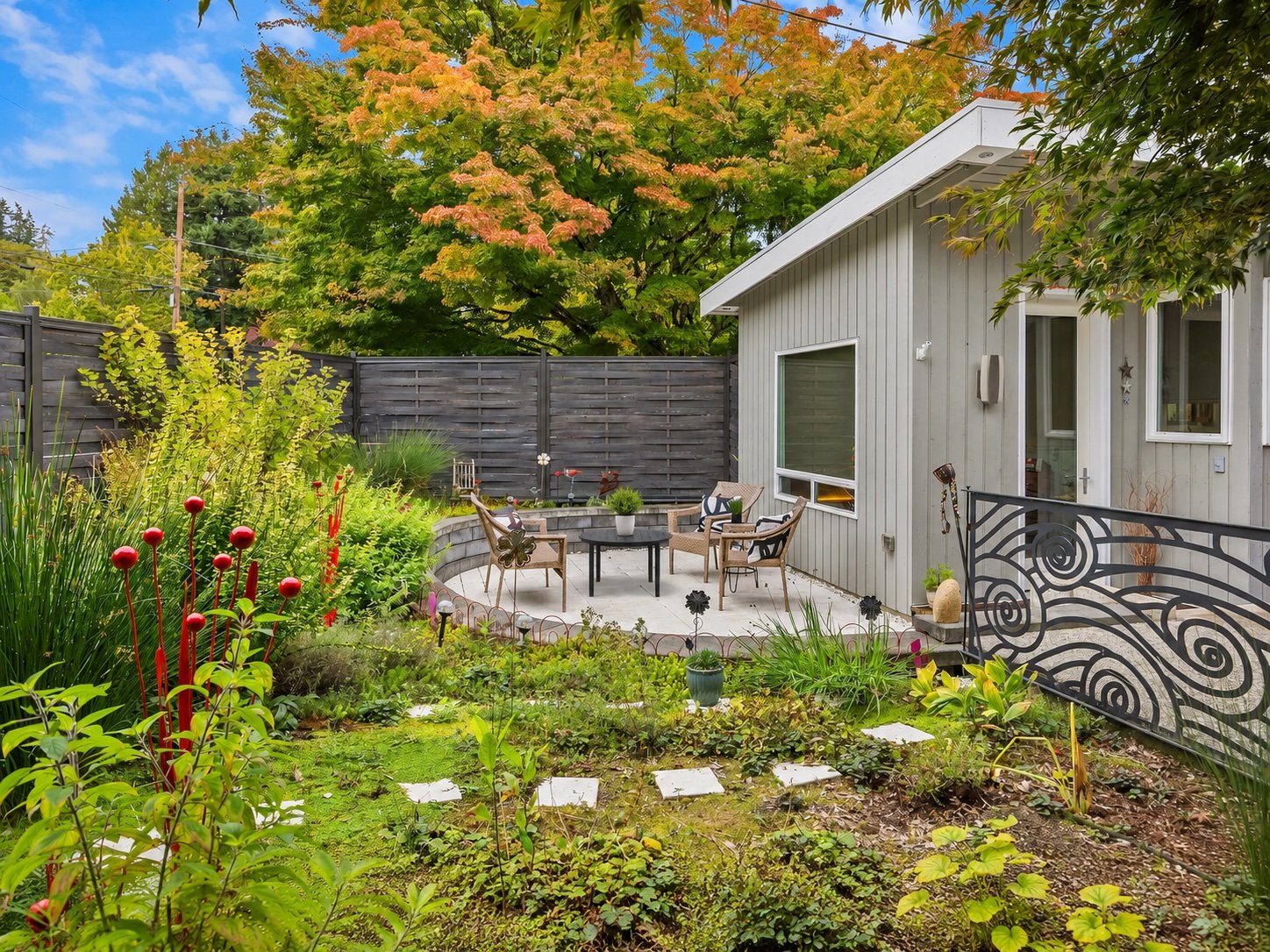 Front patio w table 3.jpg