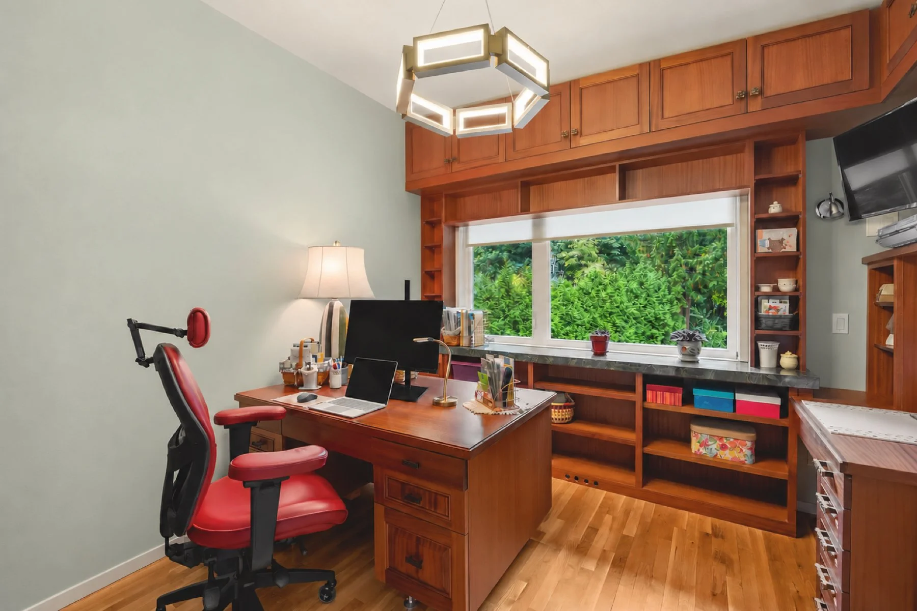 office-clean-wall-no-garbage-can.jpg