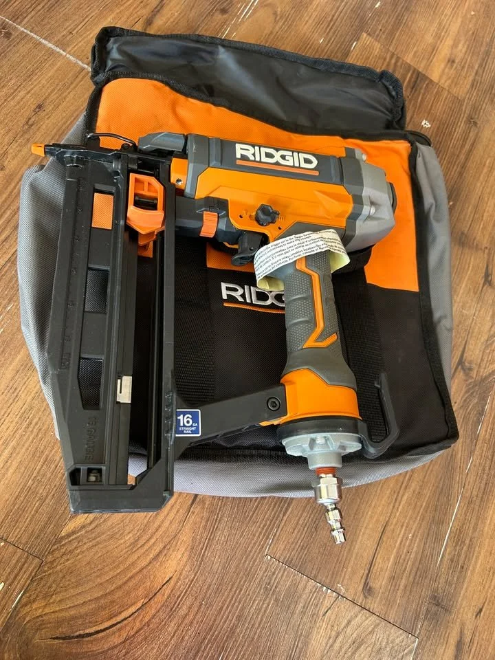 Rigid Pneumatic 16-Gauge 2-1/2 in. Straight Finish Nailer with CLEAN DRIVE Technology