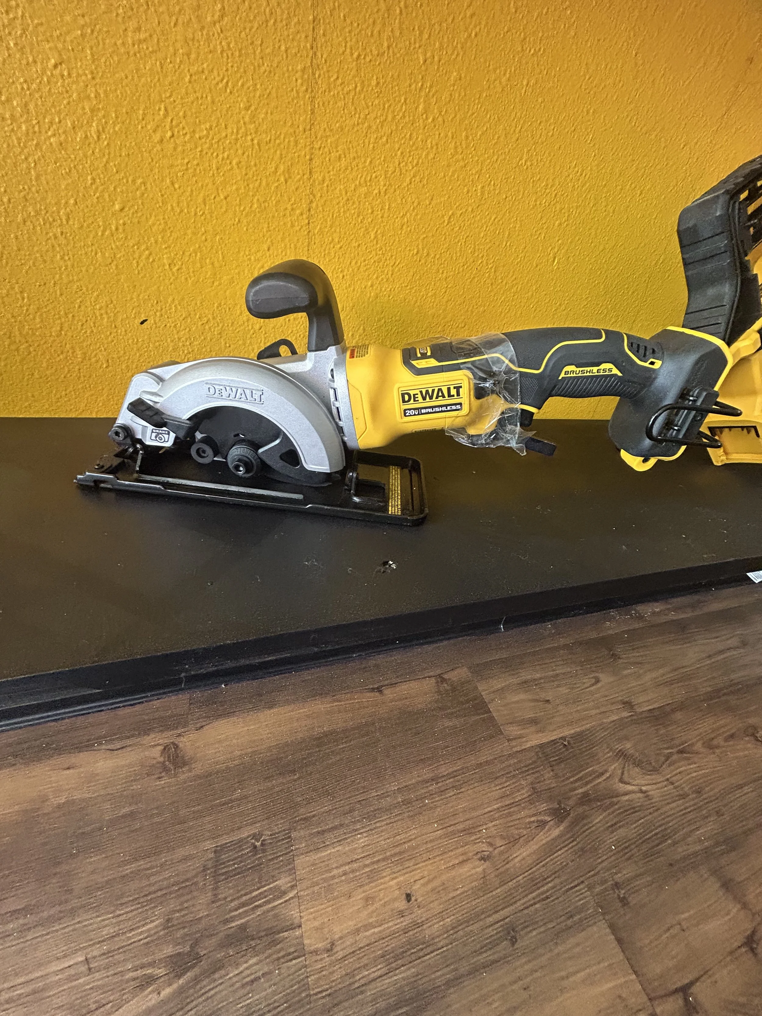 DeWalt 20V MAX ATOMIC 4-1/2 in. Cordless Brushless Compact Circular Saw Tool Only