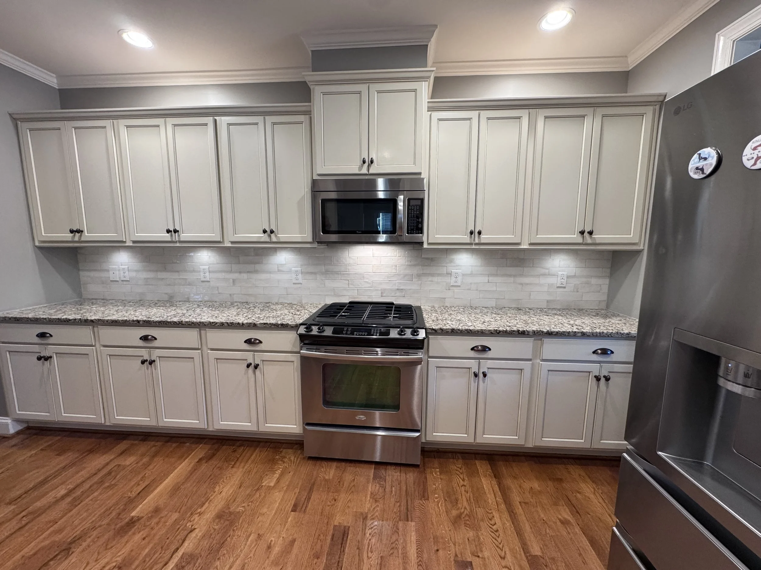 A fresh backsplash ties the cooking area together, adding an easy warmth to the place where everyday meals begin.