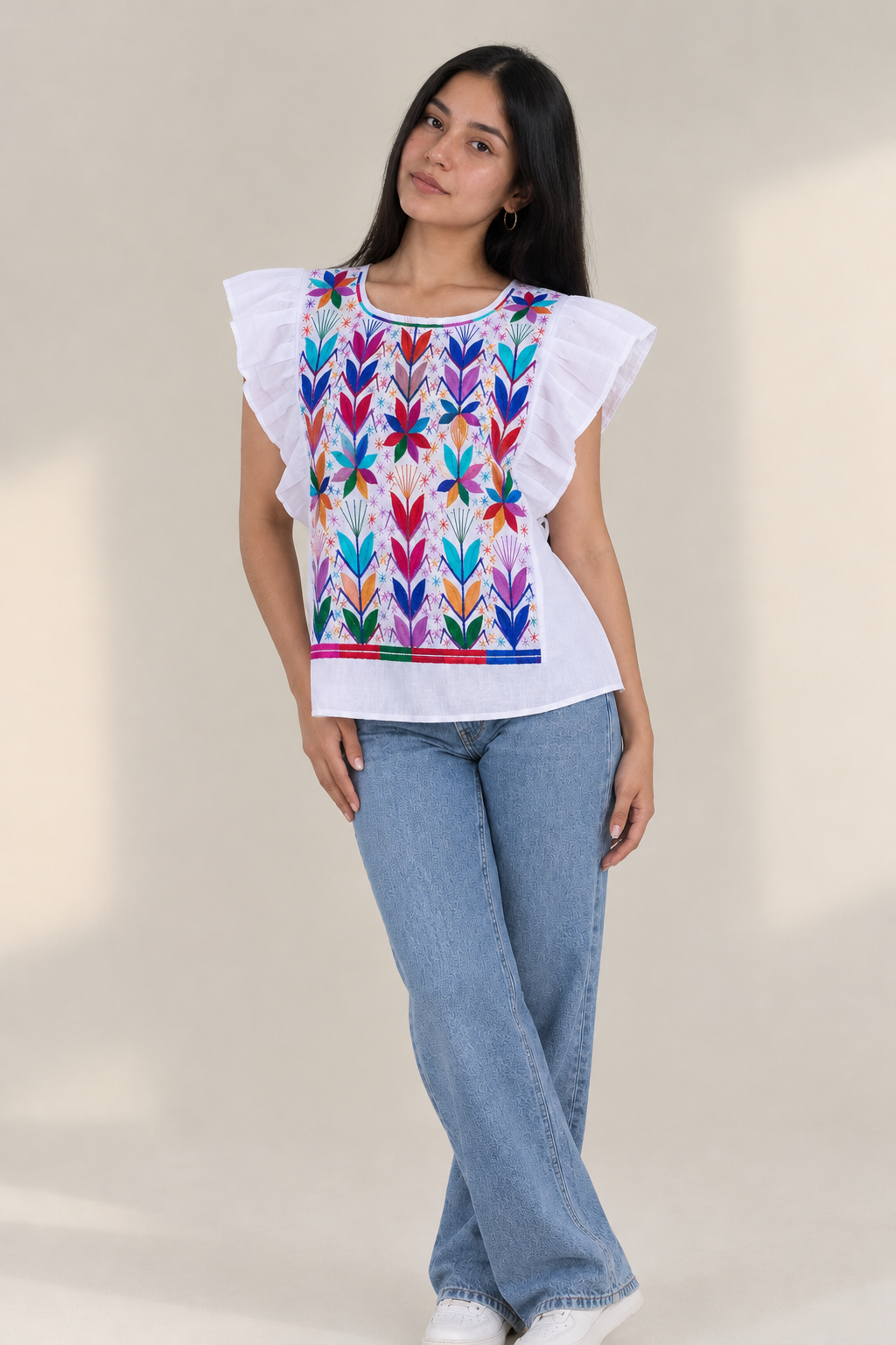 Retrato natural con blusa bordada.png