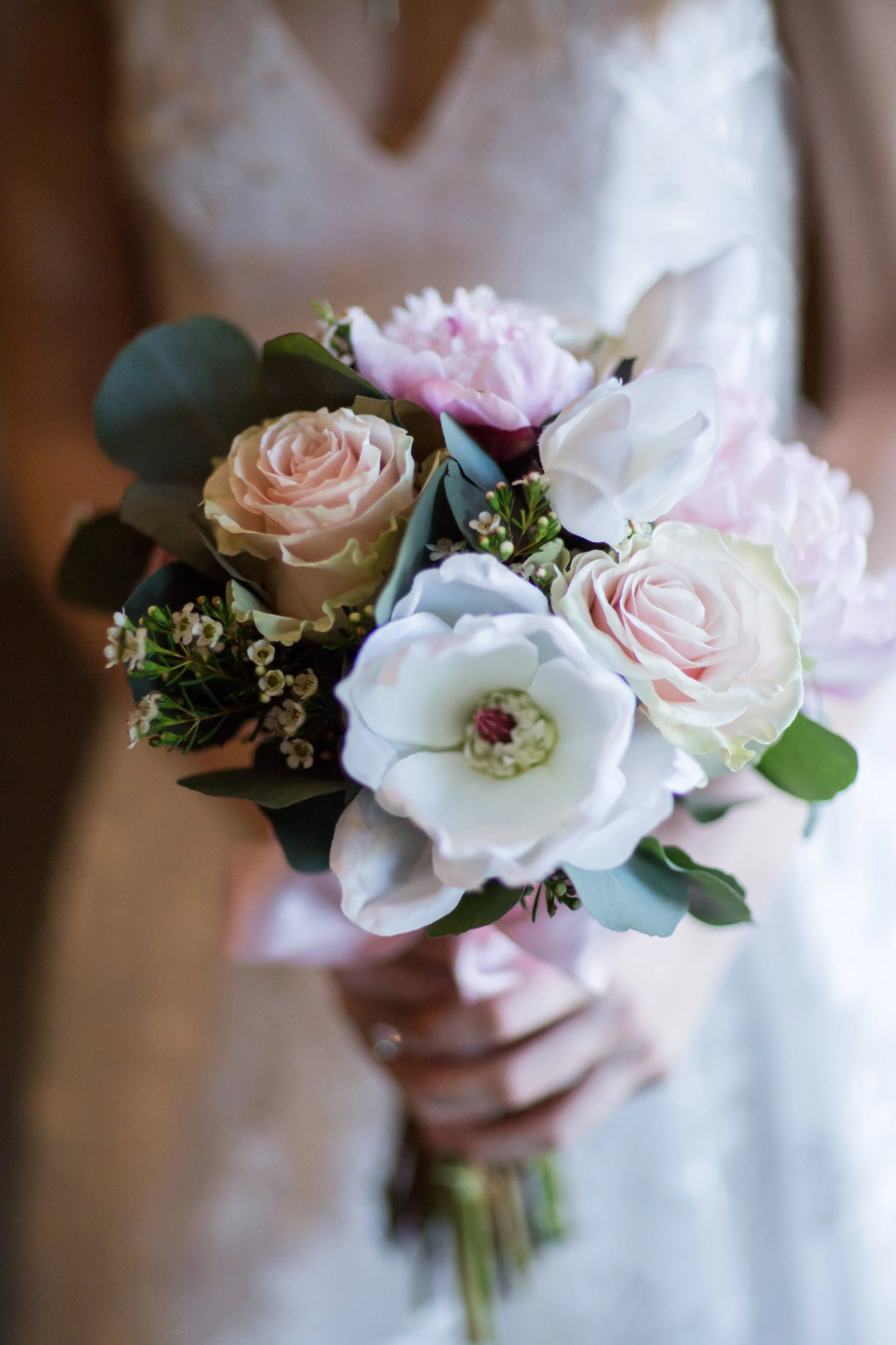 Wedding day bouquet close-up photo by Dr. John Jiao