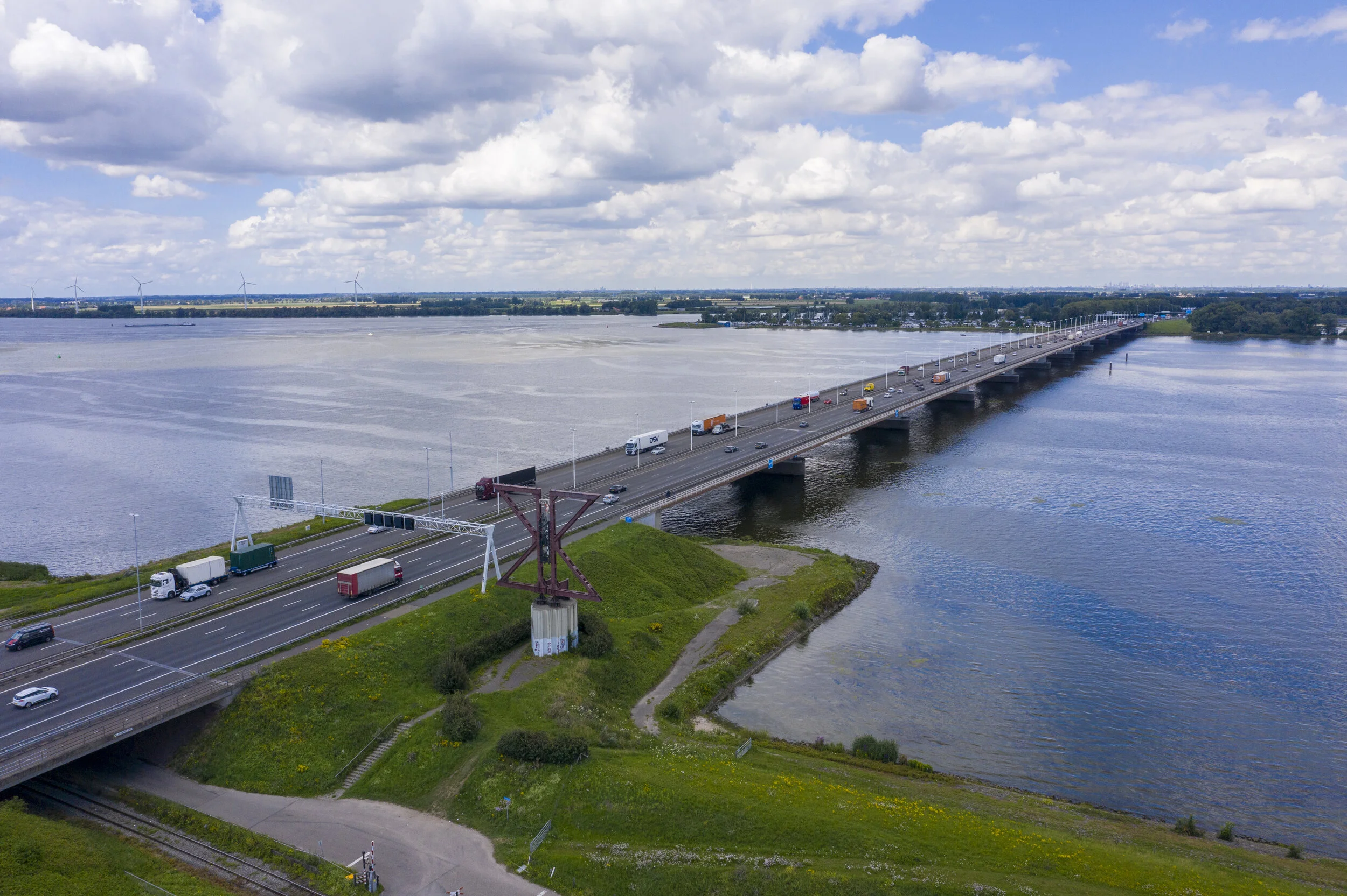 De Moerdijkbrug, A16, Hollandsdiep