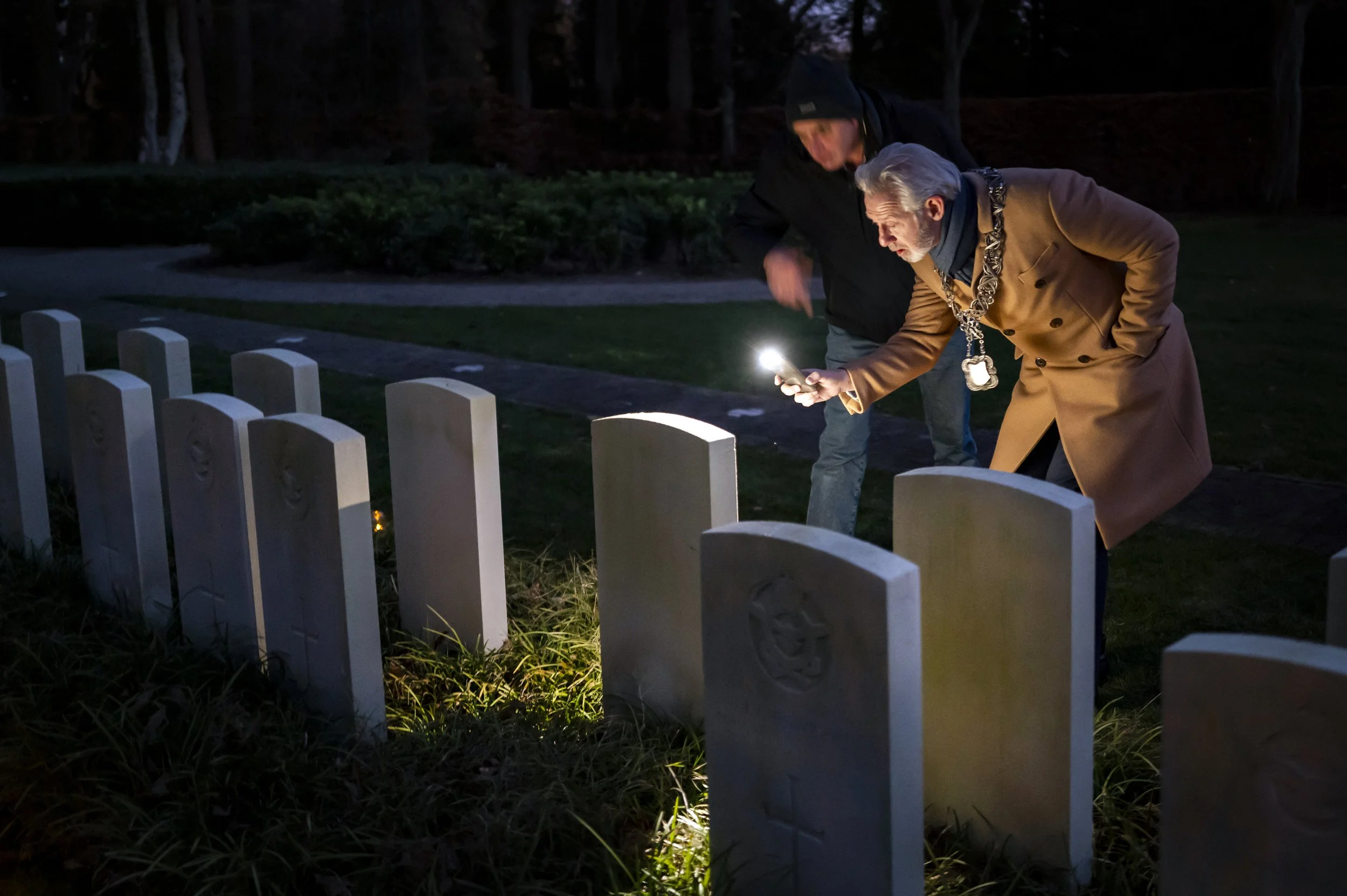 Waarnemend Burgemeester Onno Hoes tijdens een herdenking op 24 december