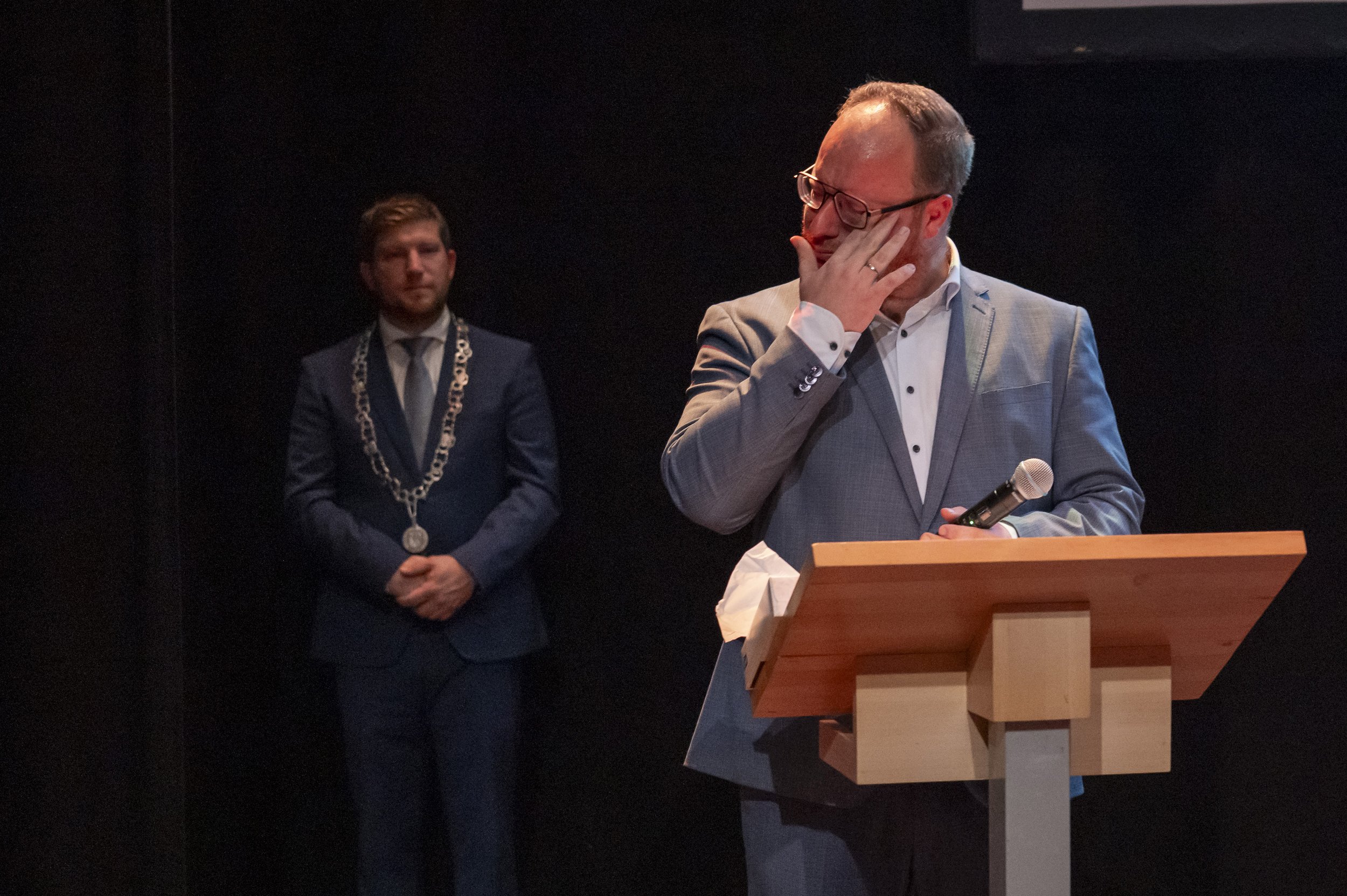 Wethouder Louis Laros emotioneel tijdens zijn laatste speecht, Loon op Zand