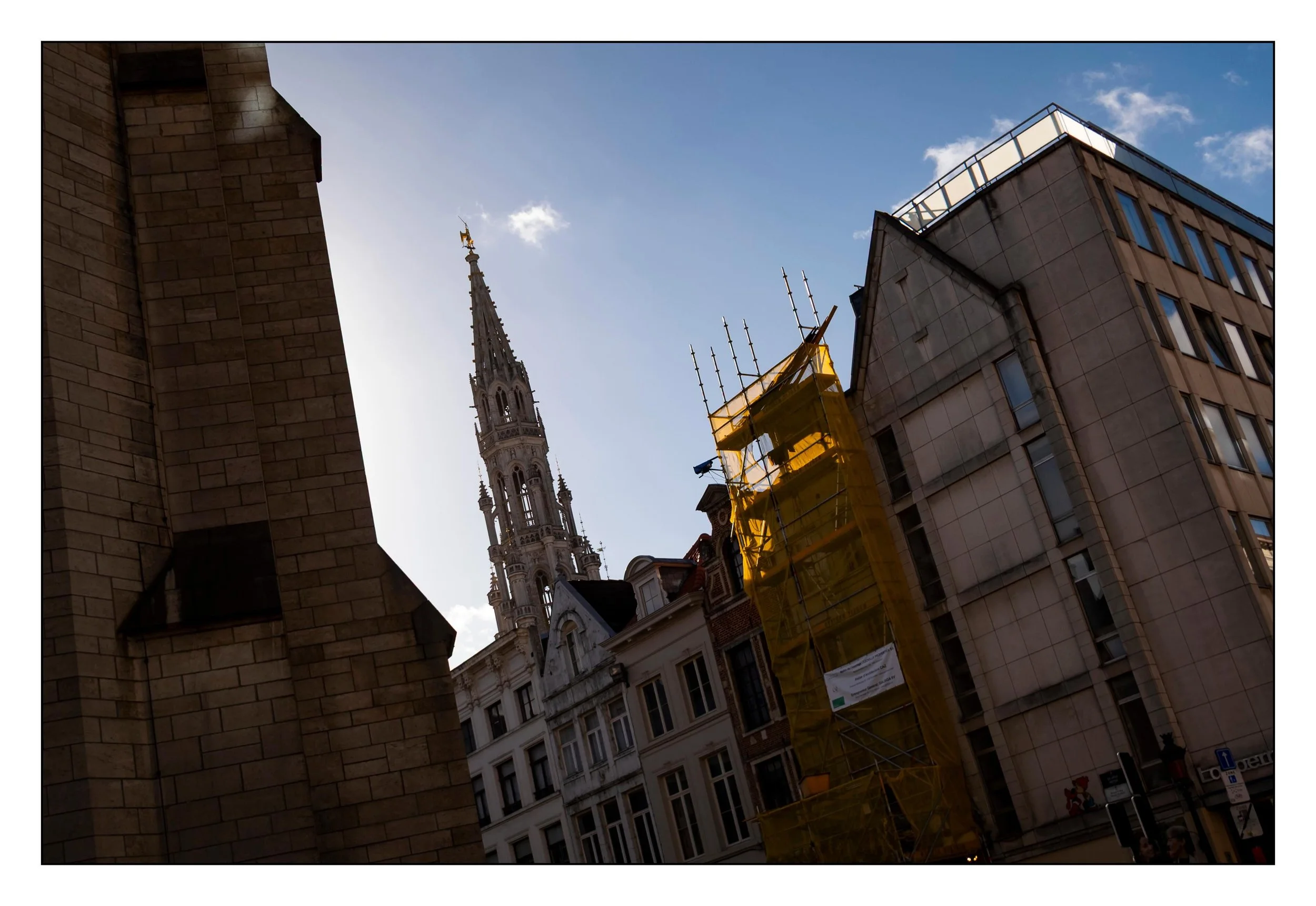 20261010, Middagje Brussel, 
LeicaLux8, 1e foto, Iso100, f2.8, 1/2000sec. 
#leicalux8 #brussel #streetfotography #mennekepis